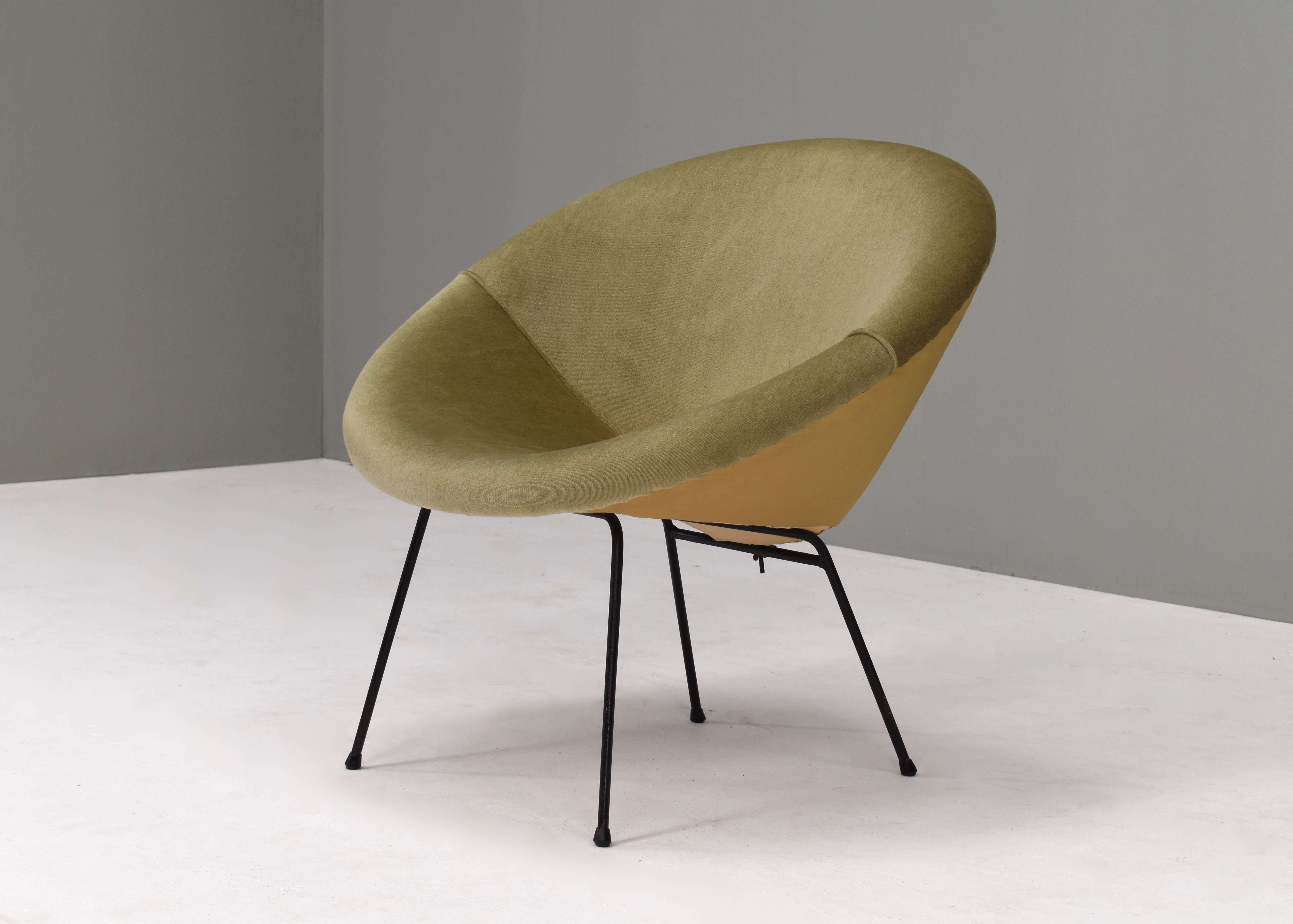 Mid-Century Modern Sculptural Circle Chair in Original Mohair Velvet and Black Metal Base, 1950's For Sale
