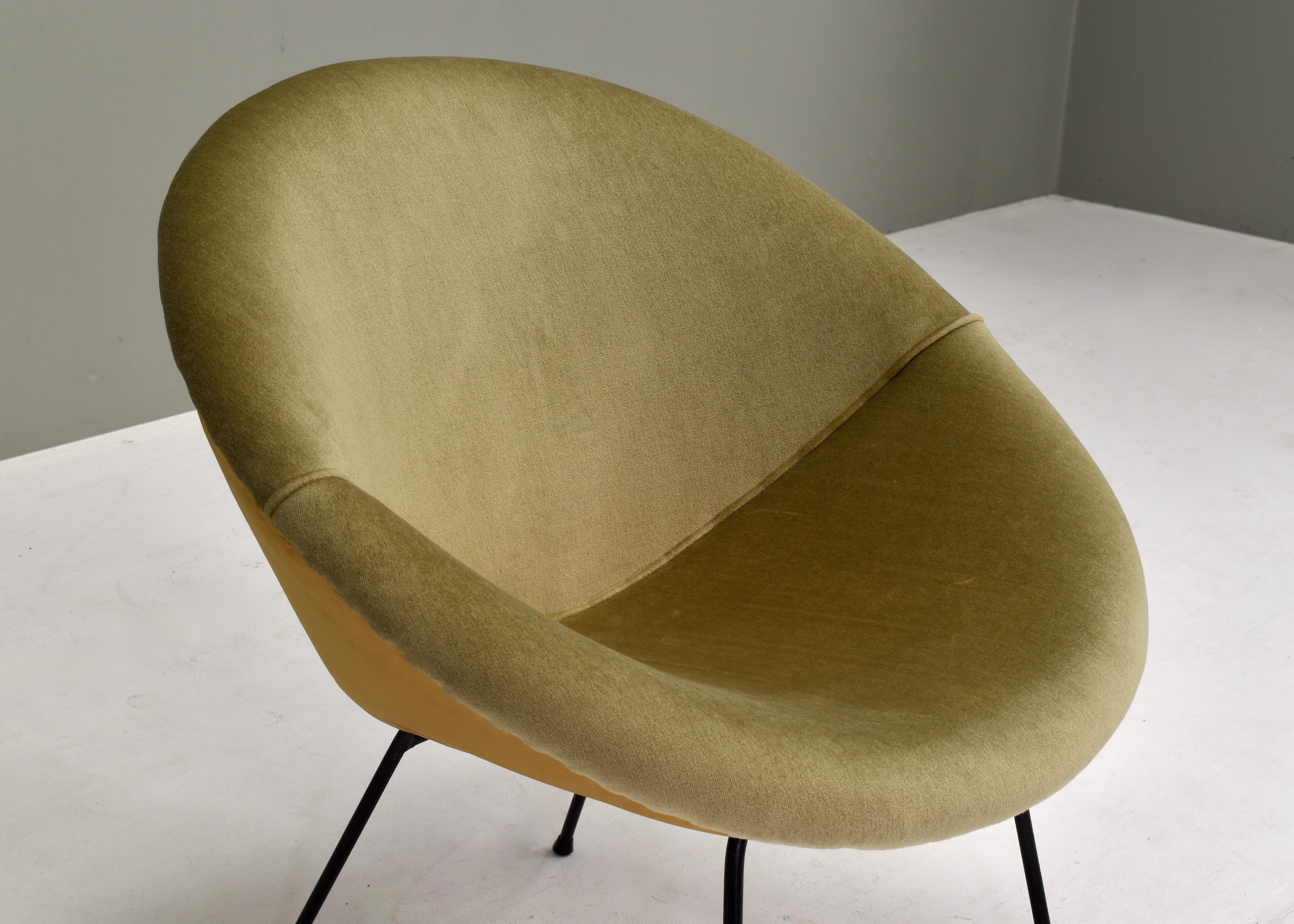 Sculptural Circle Chair in Original Mohair Velvet and Black Metal Base, 1950's In Good Condition For Sale In Pijnacker, Zuid-Holland