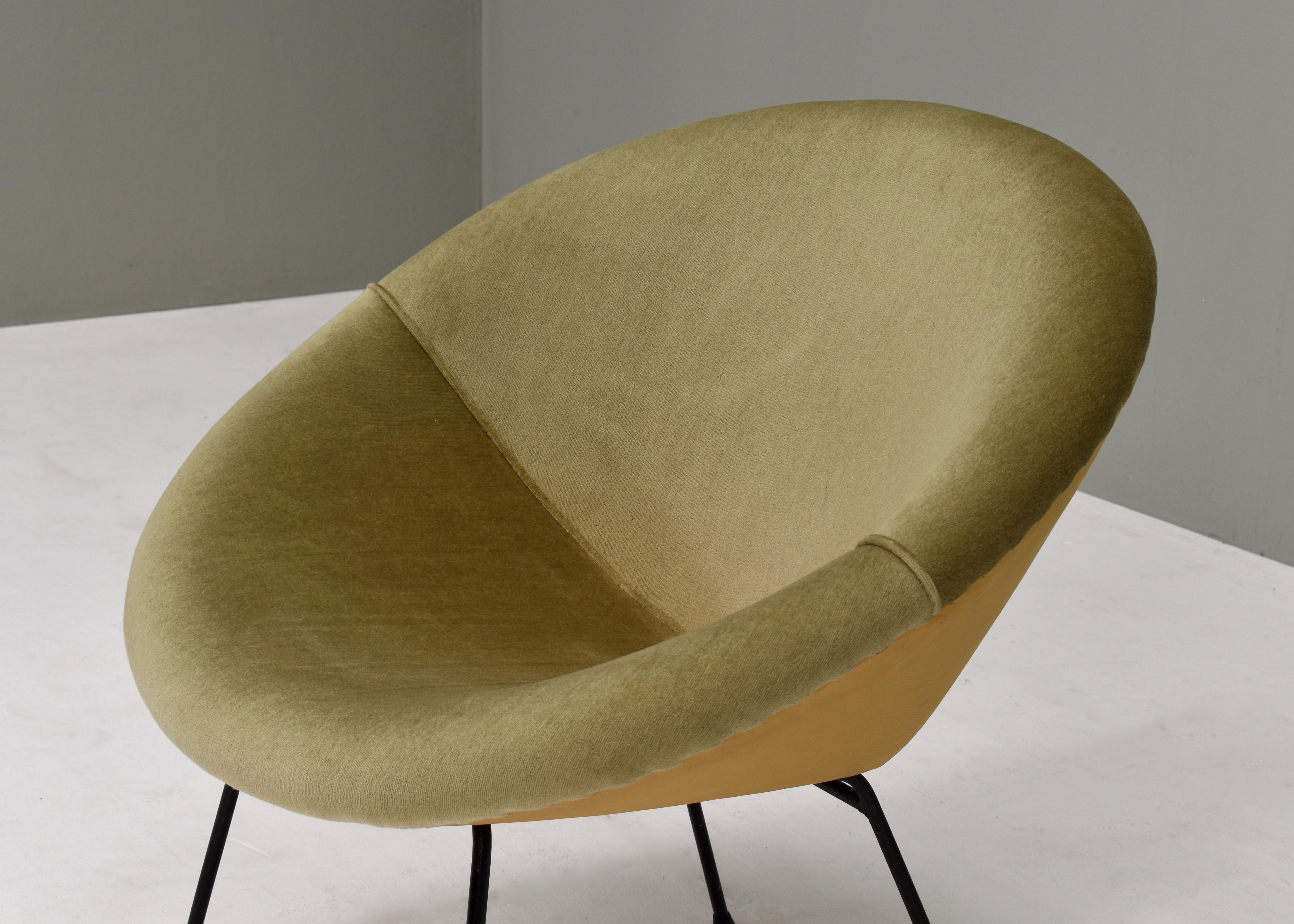 Mid-20th Century Sculptural Circle Chair in Original Mohair Velvet and Black Metal Base, 1950's For Sale
