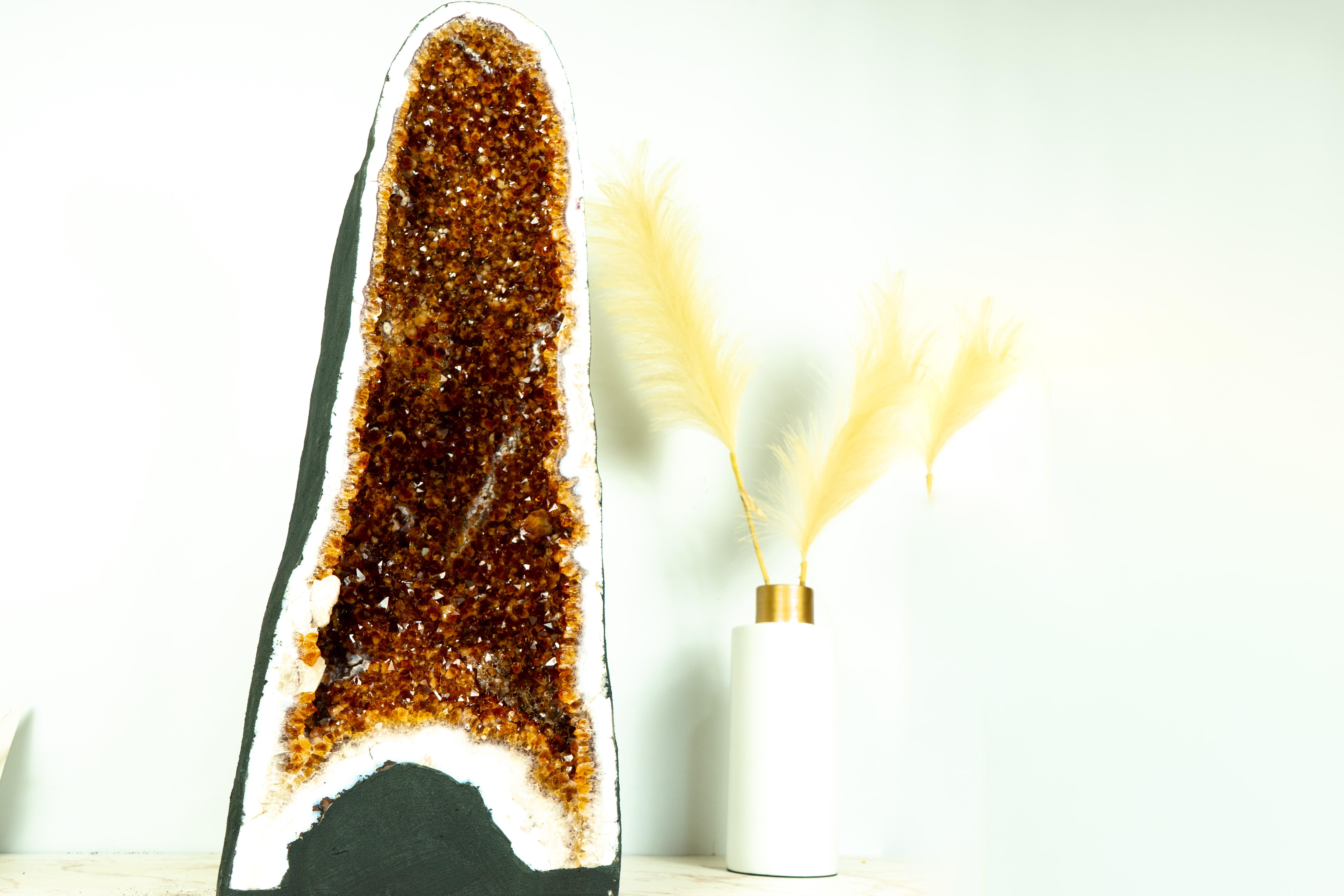 Skulpturale große Kathedralen-Citrin-Geode mit glänzenden Madeira-Citrin-Druzy-Spitzen

▫️ Beschreibung ▫️

Diese große Citrin-Geode zeigt den seltenen, sehr gefragten und wunderschönen tieforangenen Druzy, der als Madeira-Citrin bekannt ist, in