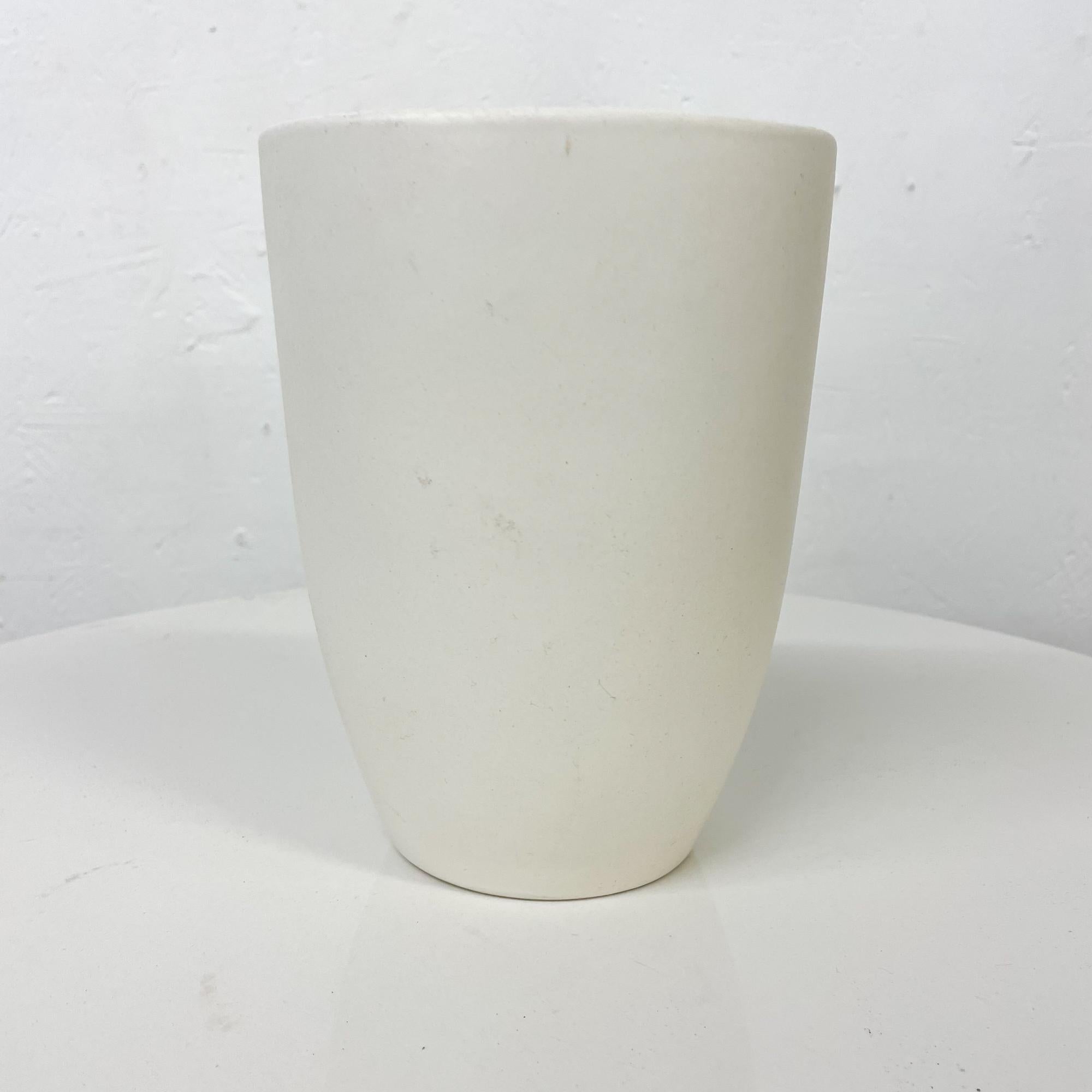 Design by Maria V White Pottery Vase Sculptural Modern 1980s In Good Condition For Sale In Chula Vista, CA