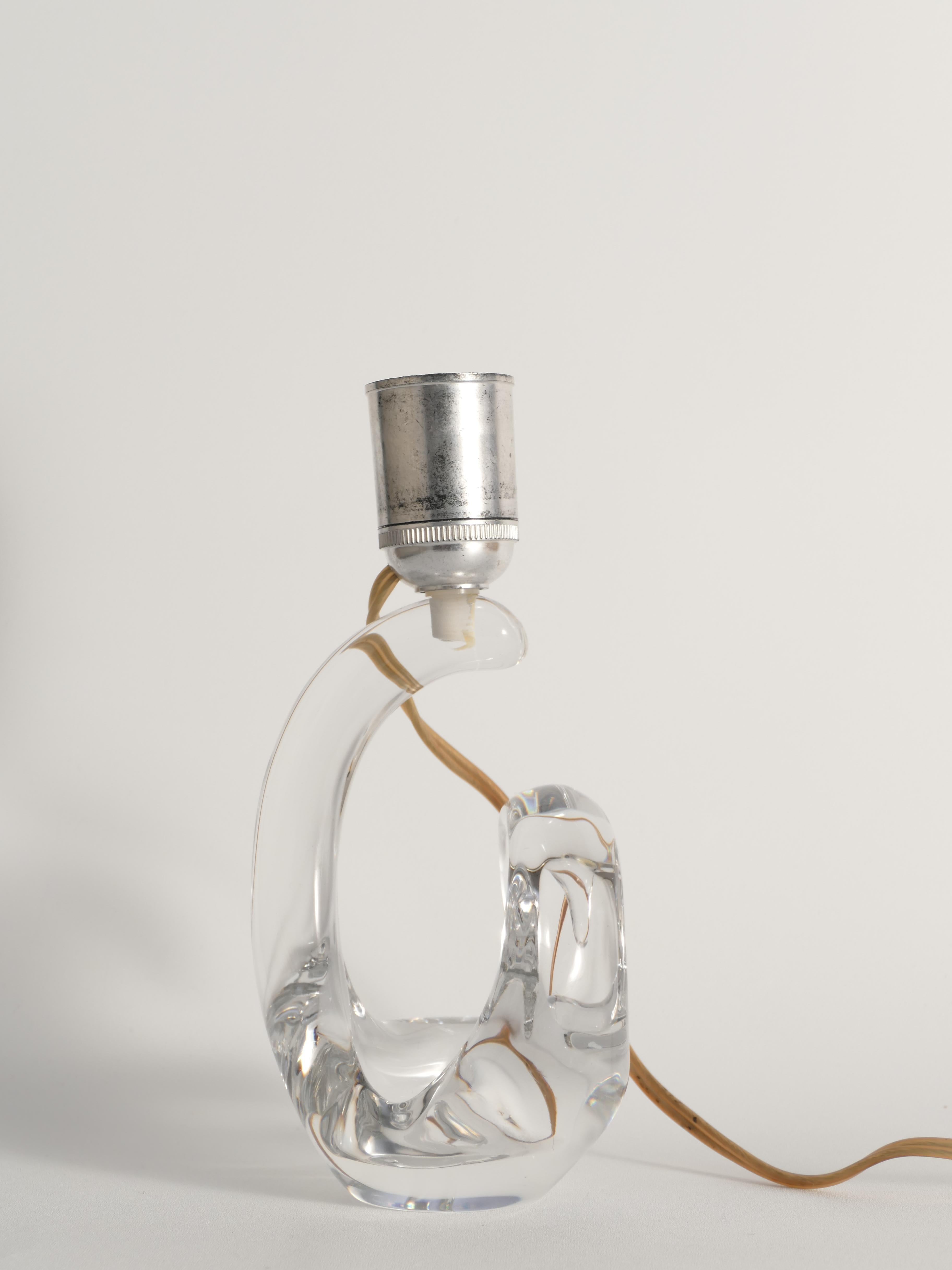 Metà XX secolo Lampada da tavolo scultorea in cristallo trasparente di Schneider, Francia, anni '50 in vendita