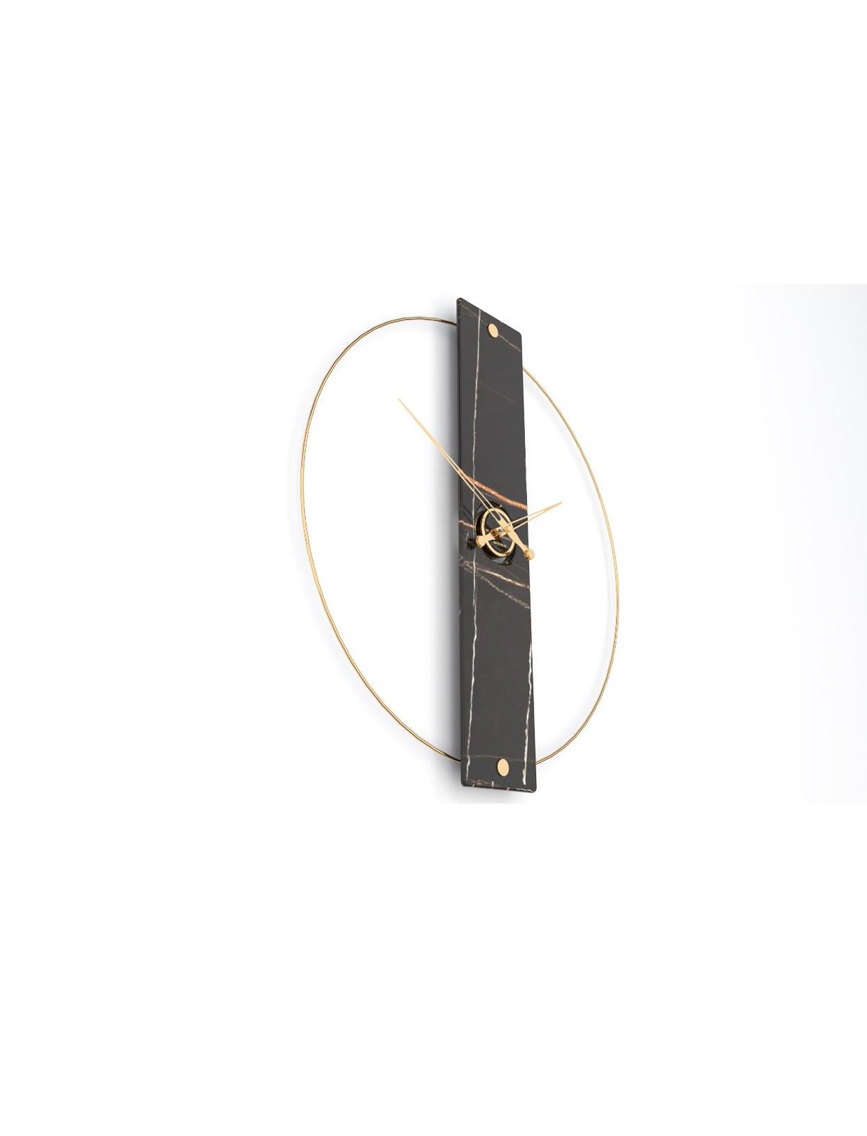 XXIe siècle et contemporain Horloge sculpturale 2019 avec marbre noir Sarah Noir et finitions en or 24 carats en vente
