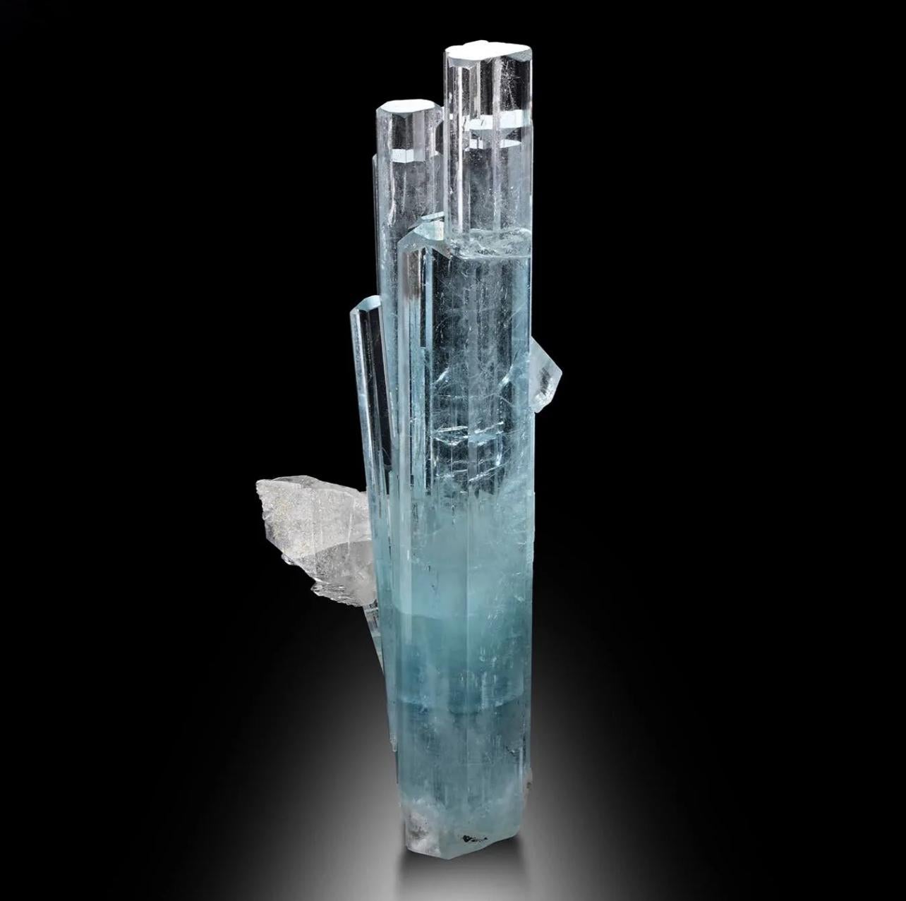 Sculpturale grappe de cristaux d'aigue-marine et de quartz du Pakistan en vente 3