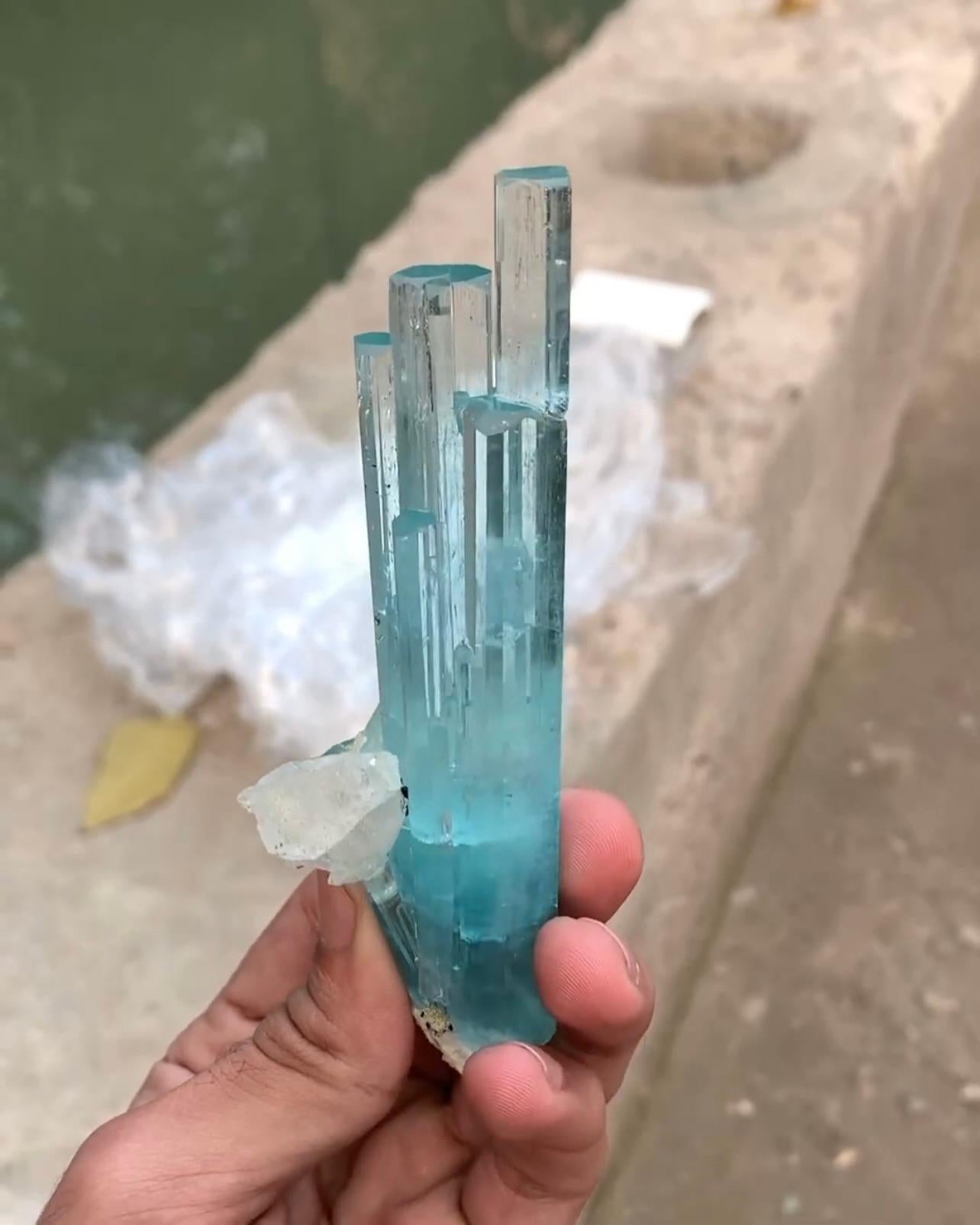 Style Adam Sculpturale grappe de cristaux d'aigue-marine et de quartz du Pakistan en vente