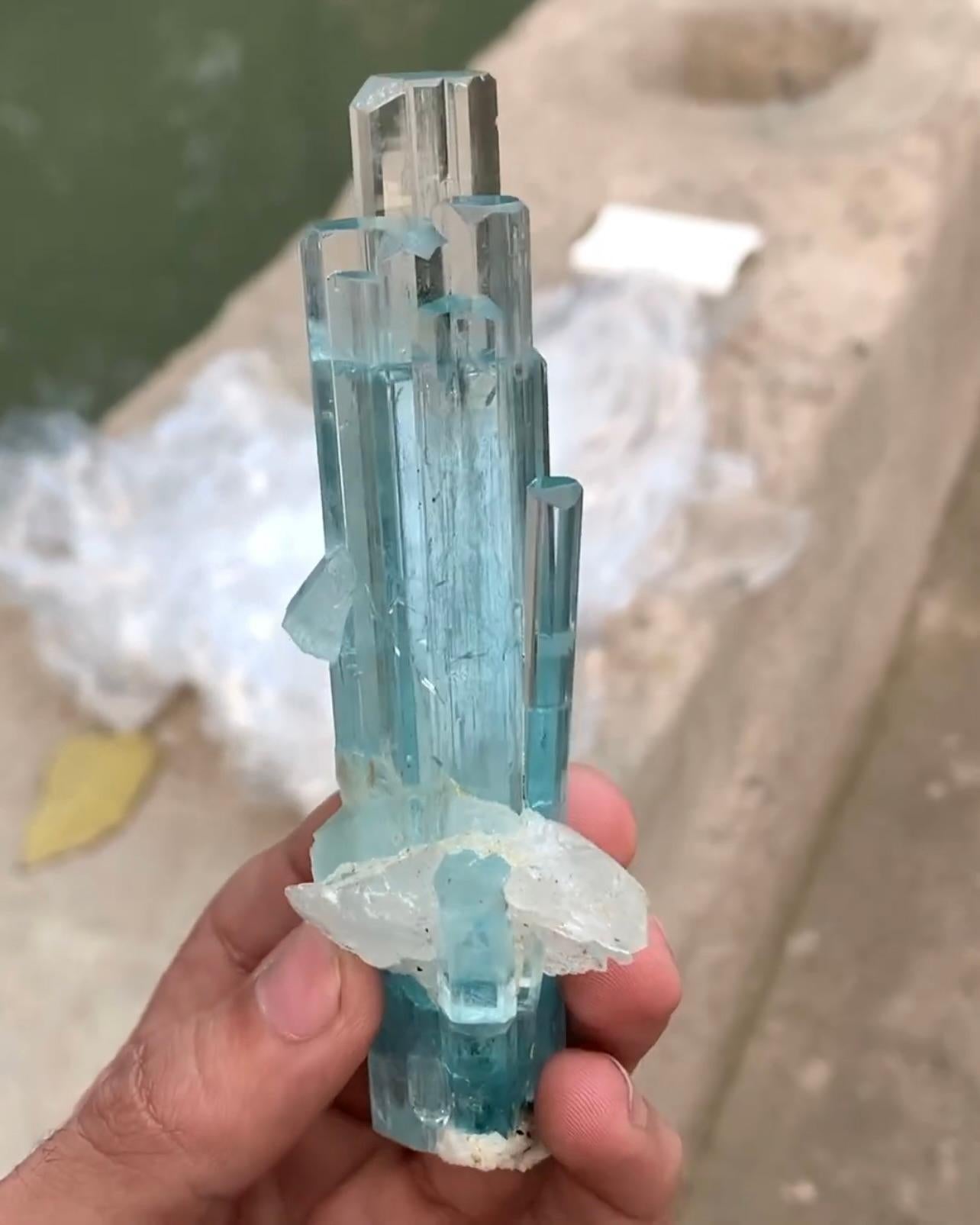 Sculpturale grappe de cristaux d'aigue-marine et de quartz du Pakistan Bon état - En vente à Peshawar, PK