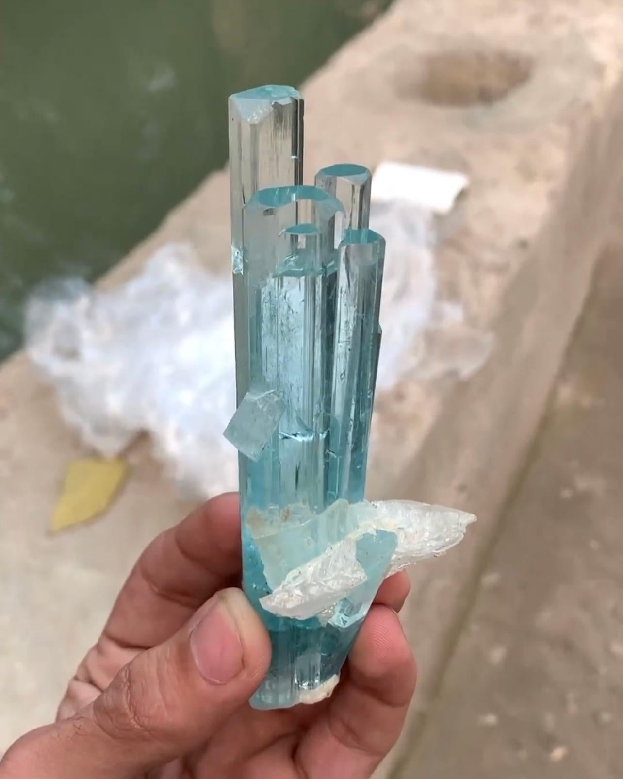 XXIe siècle et contemporain Sculpturale grappe de cristaux d'aigue-marine et de quartz du Pakistan en vente