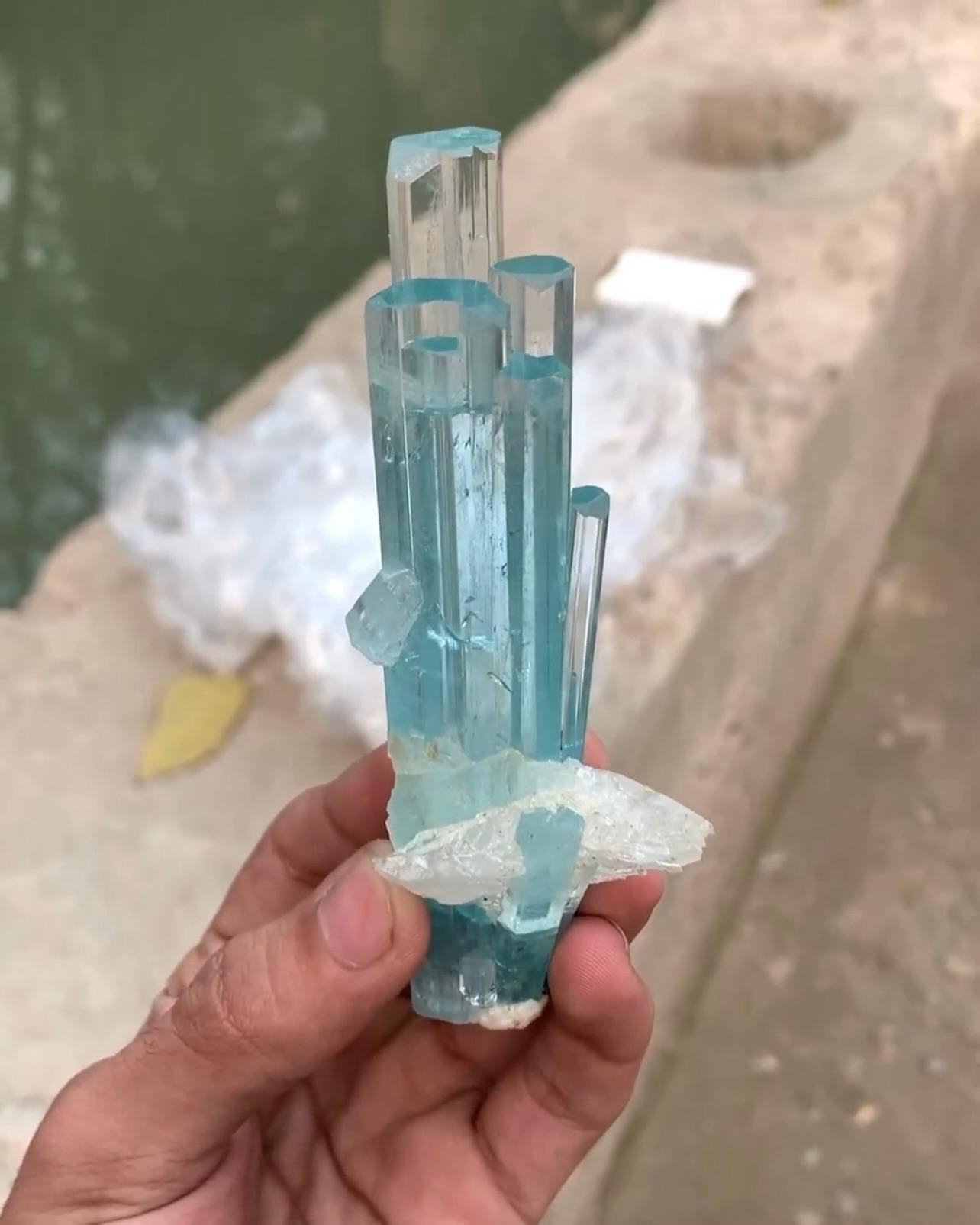 Autre Sculpturale grappe de cristaux d'aigue-marine et de quartz du Pakistan en vente
