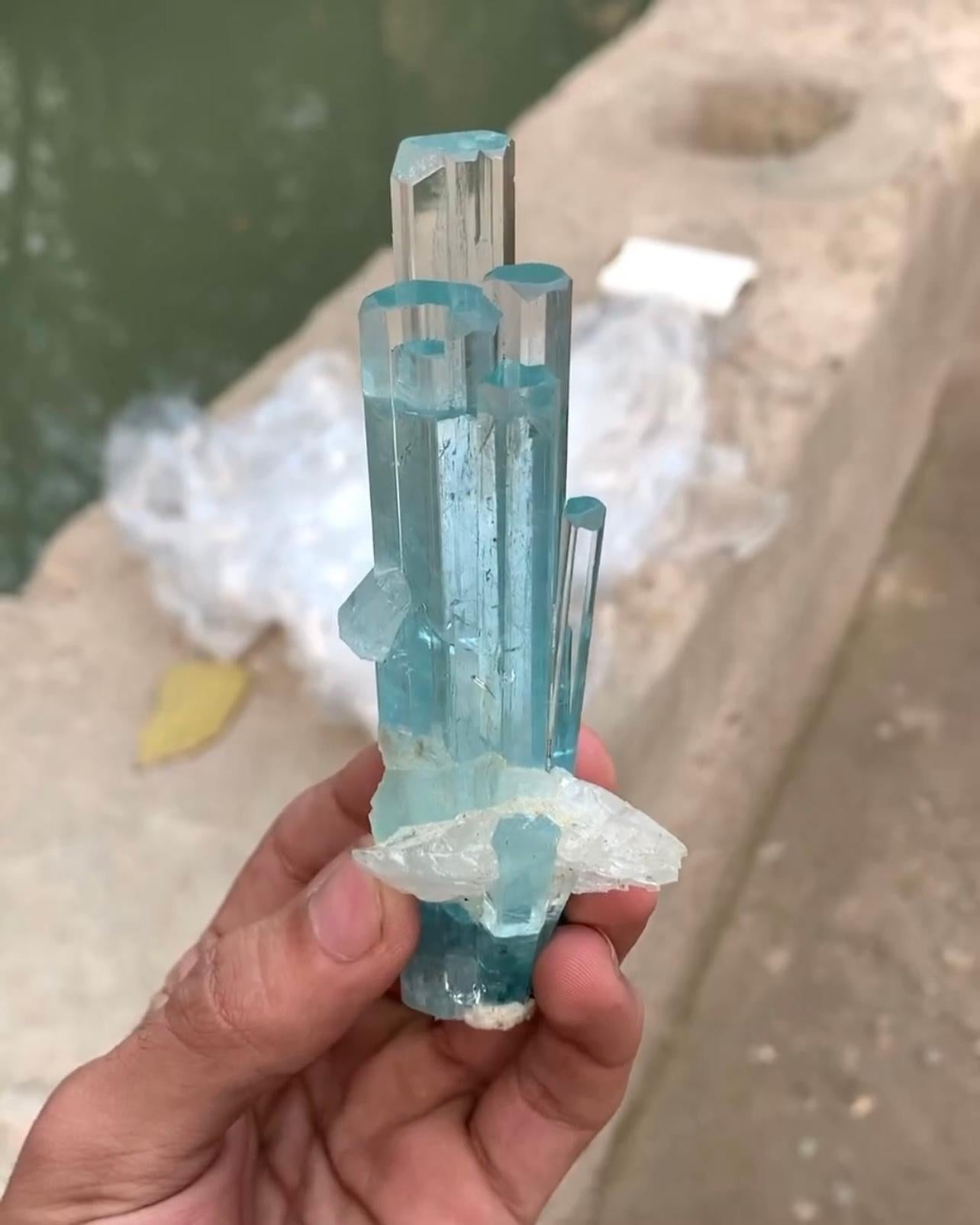 Sculpturale grappe de cristaux d'aigue-marine et de quartz du Pakistan en vente 1