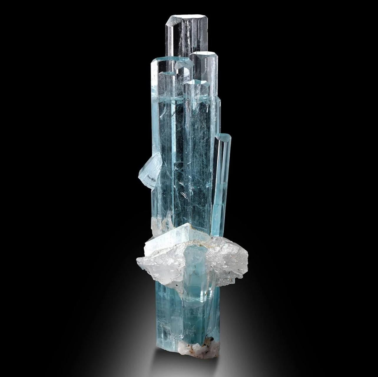 Sculpturale grappe de cristaux d'aigue-marine et de quartz du Pakistan en vente 2