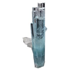 Sculpturale grappe de cristaux d'aigue-marine et de quartz du Pakistan