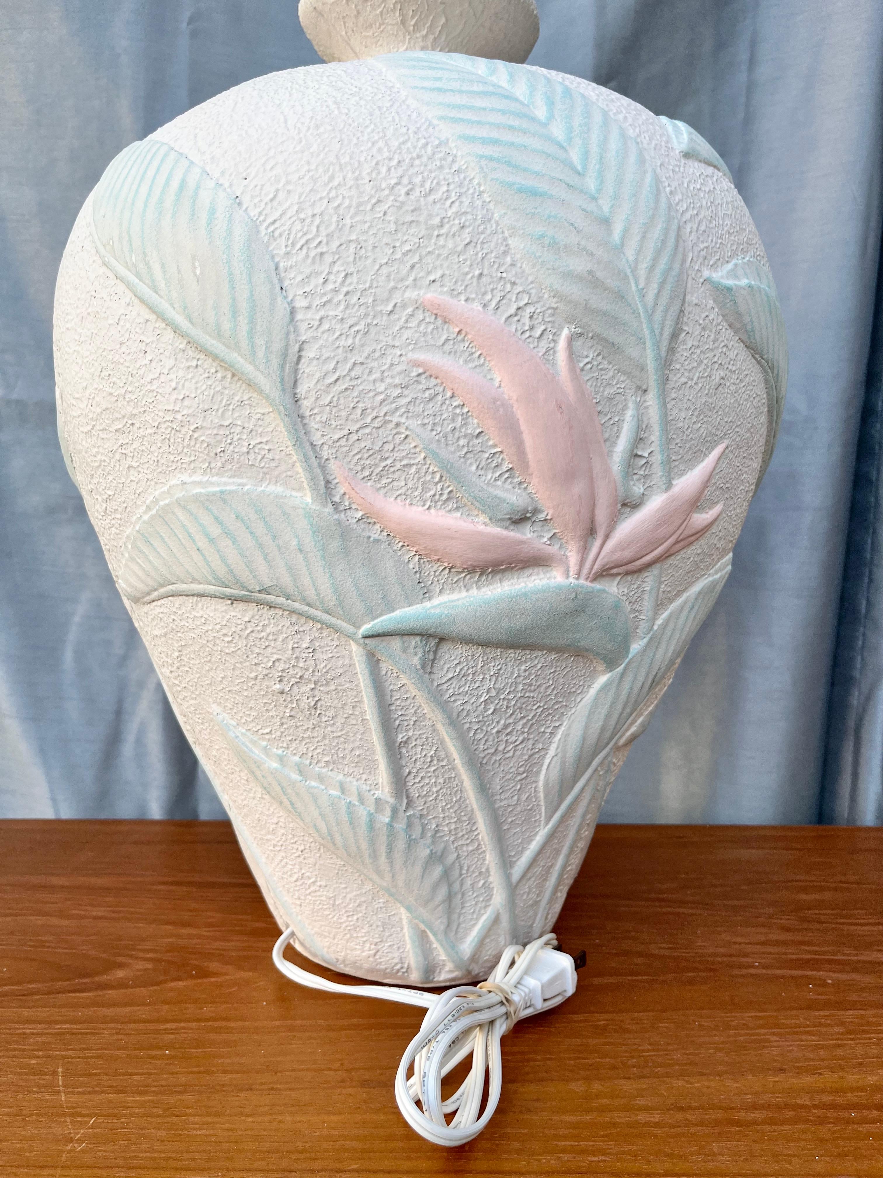 Lampe de table sculpturale en plâtre de style côtier avec oiseau de paradis.Circa 1980  en vente 3