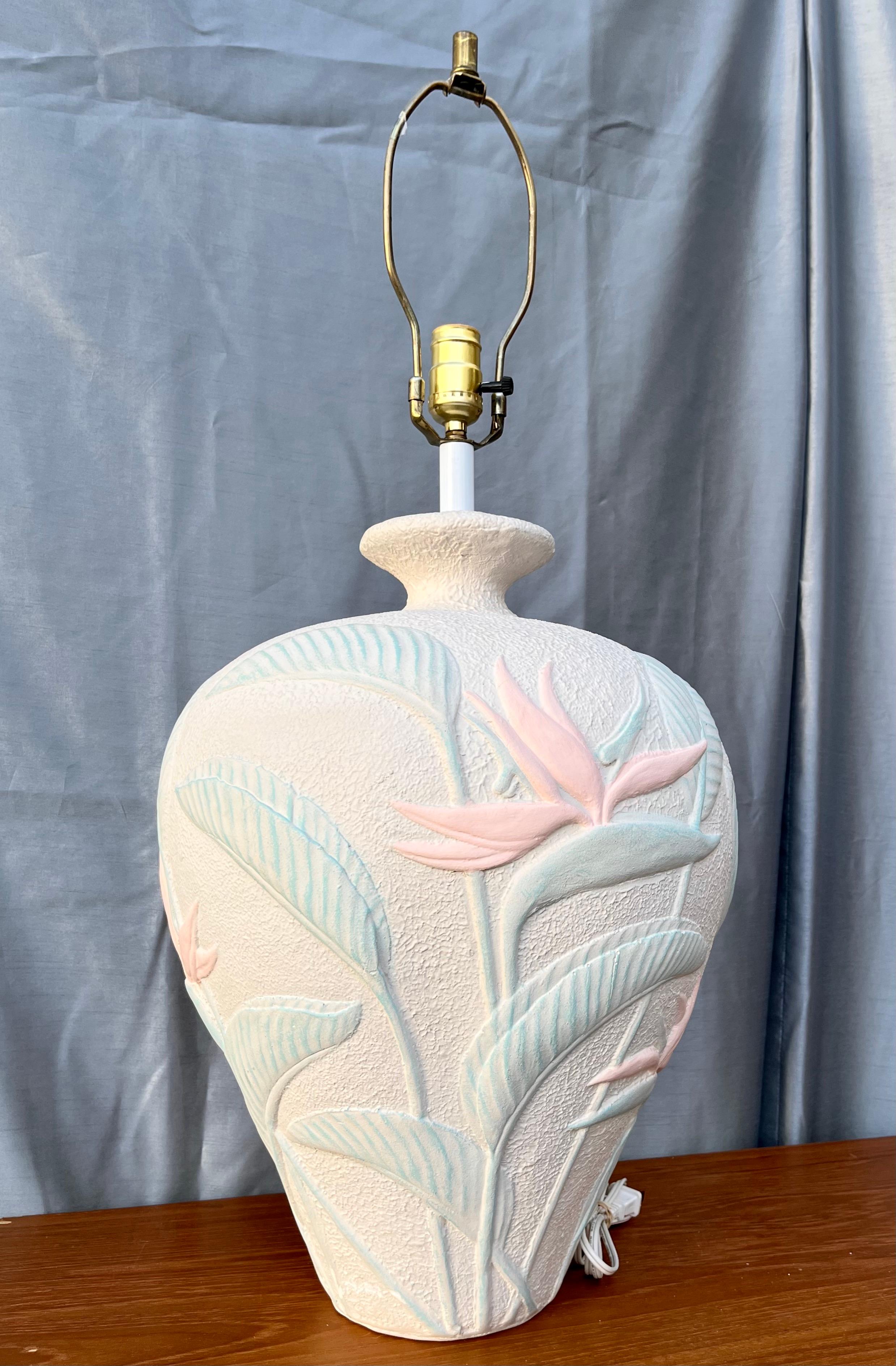Lampe de table sculpturale en plâtre de style côtier avec oiseau de paradis.Circa 1980  en vente 4