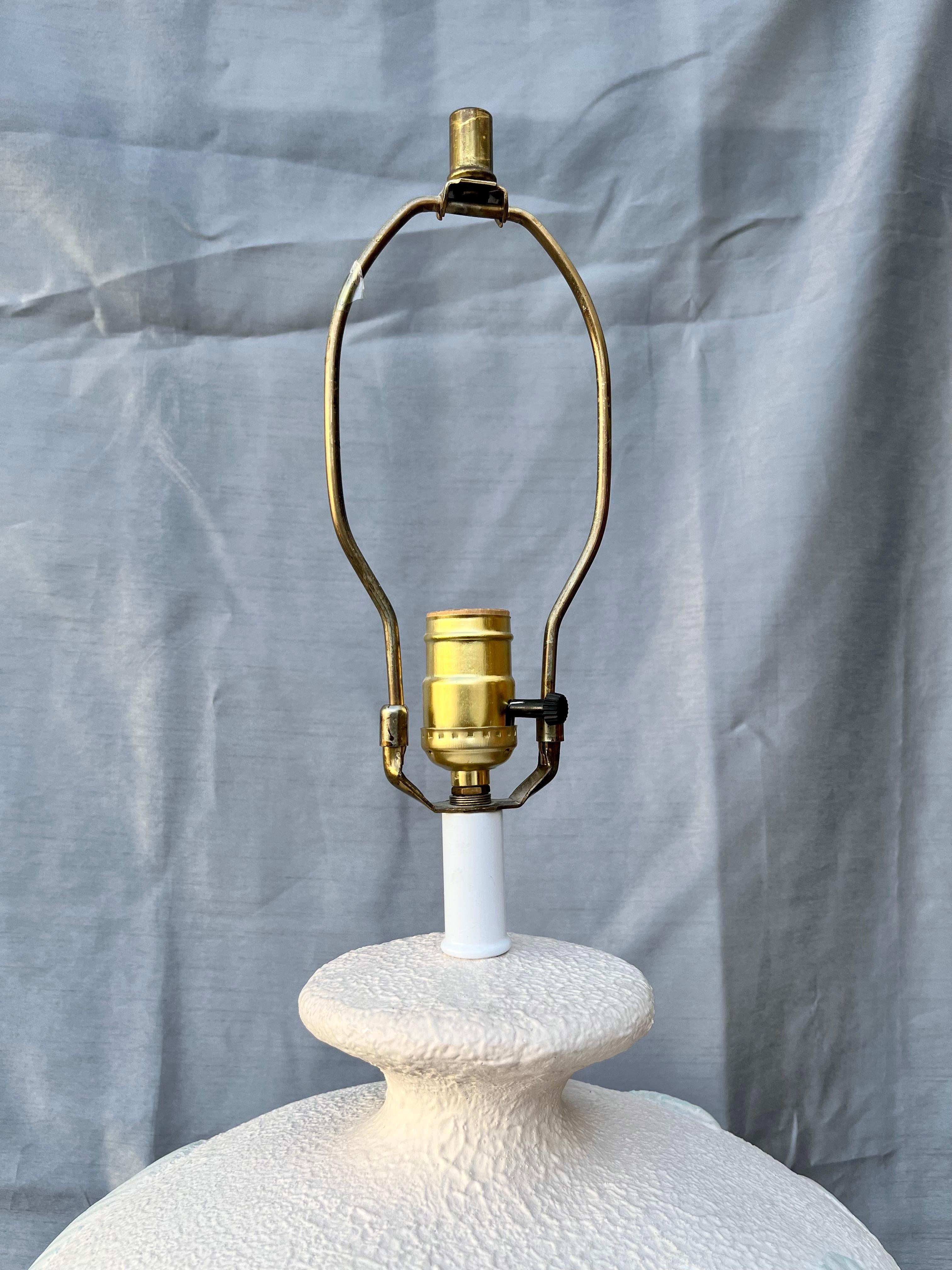 Lampe de table sculpturale en plâtre de style côtier avec oiseau de paradis.Circa 1980  en vente 5