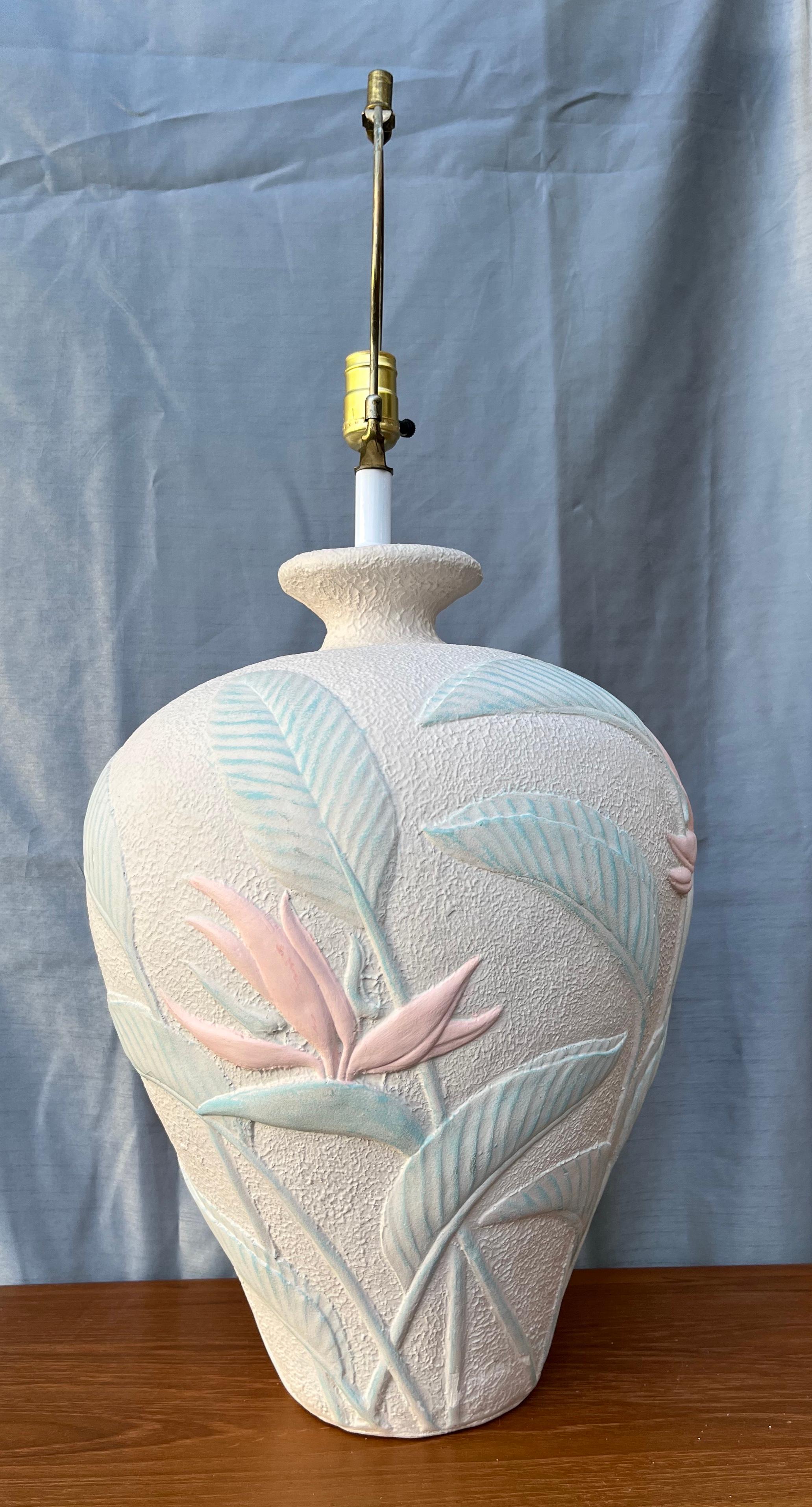 Postmoderne Lampe de table sculpturale en plâtre de style côtier avec oiseau de paradis.Circa 1980  en vente
