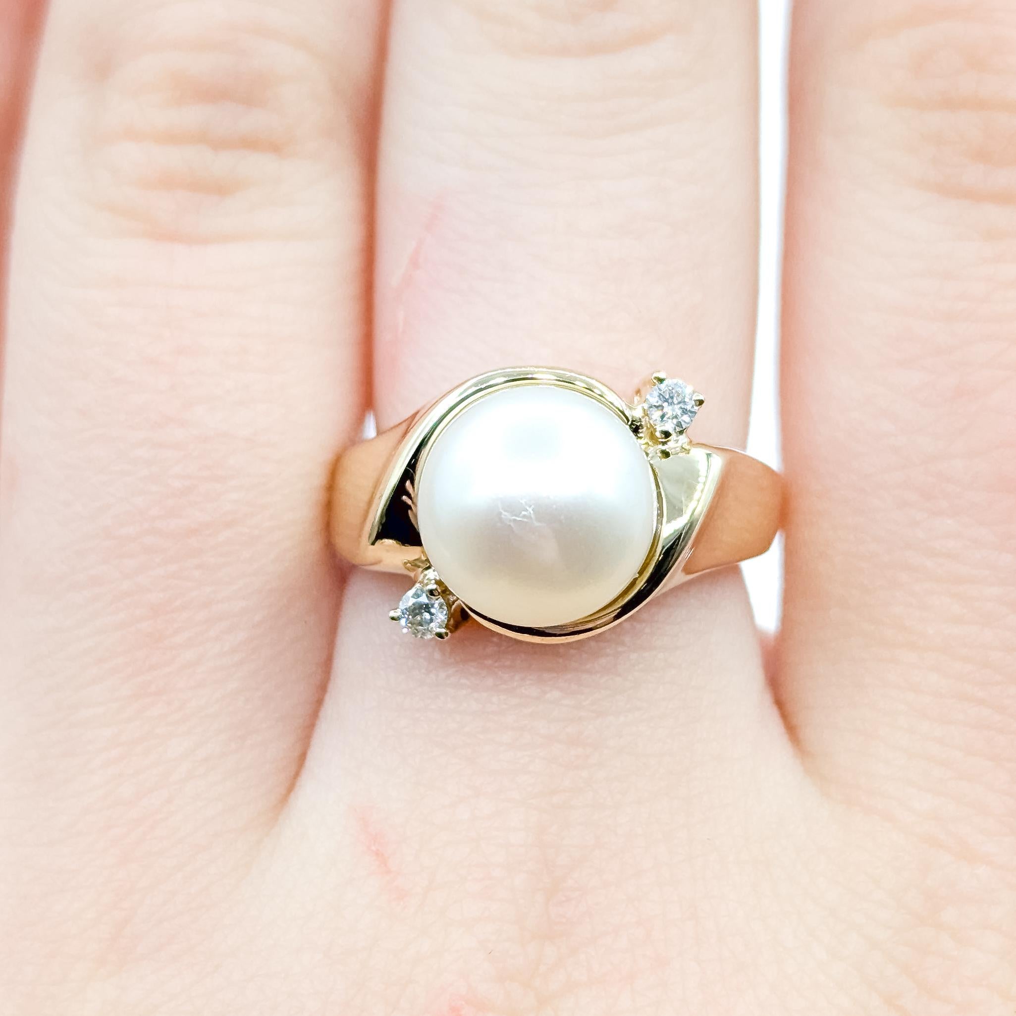 Sculptural Cocktail Pearl & Diamond Ring in 14k en Excelente estado para la venta en Bloomington, MN