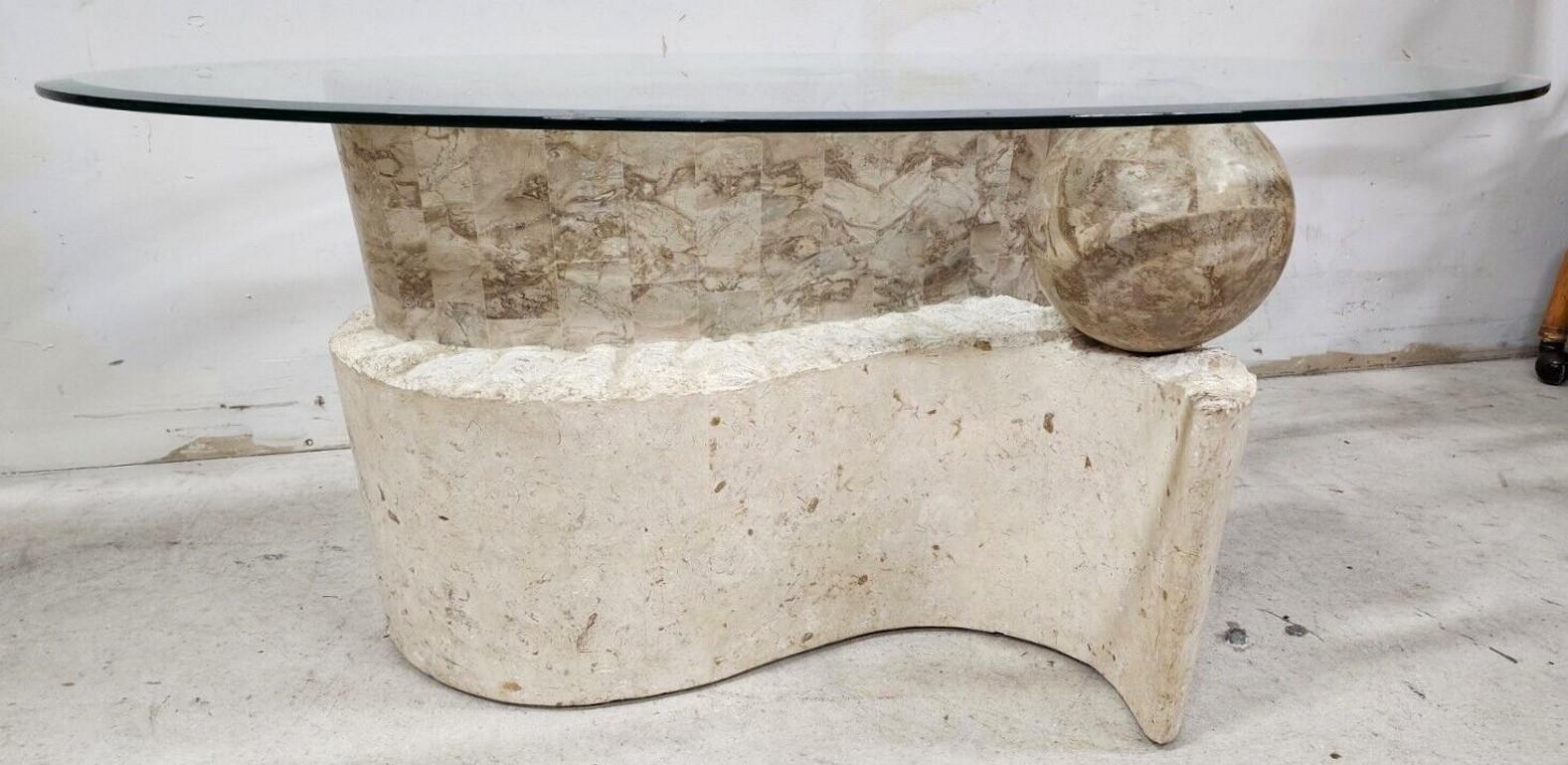 Nous vous proposons l'une de nos récentes acquisitions de meubles fins de Palm Beach, un 
Table basse de cocktail sculpturale en pierre de Mactan et tessellée des années 1980 

Mesures approximatives en pouces
Table avec verre : 20