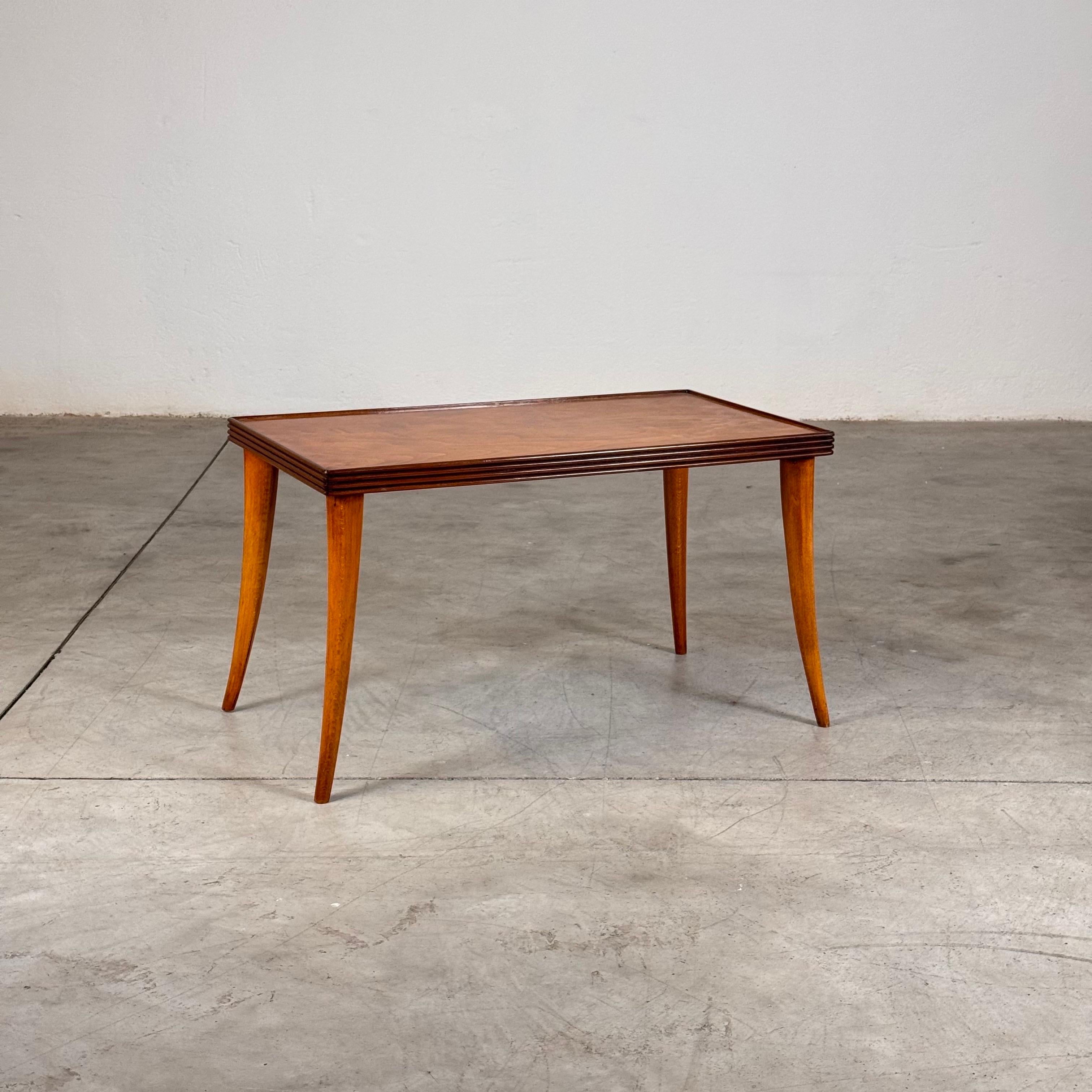 Une table basse sculpturale exquise attribuée à Paolo Buffa pour La Permanente Mobili Cantù, qui témoigne de l'élégance intemporelle et de la maîtrise artisanale du design italien des années 1940. Cette pièce exceptionnelle présente un profil plissé