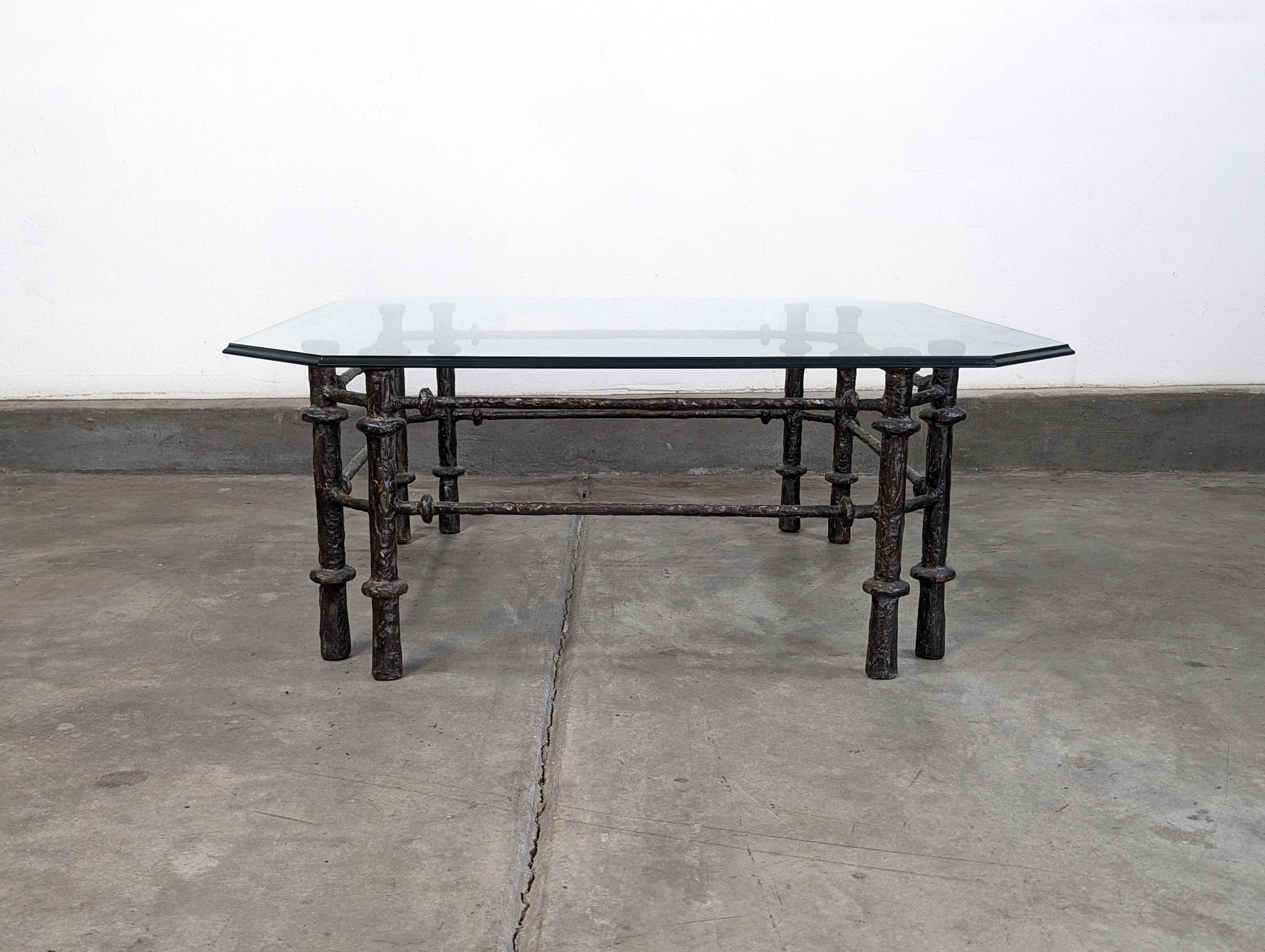 Table basse sculpturale, finition en bronze à la manière de Diego Giacometti, vers 1970 en vente 2