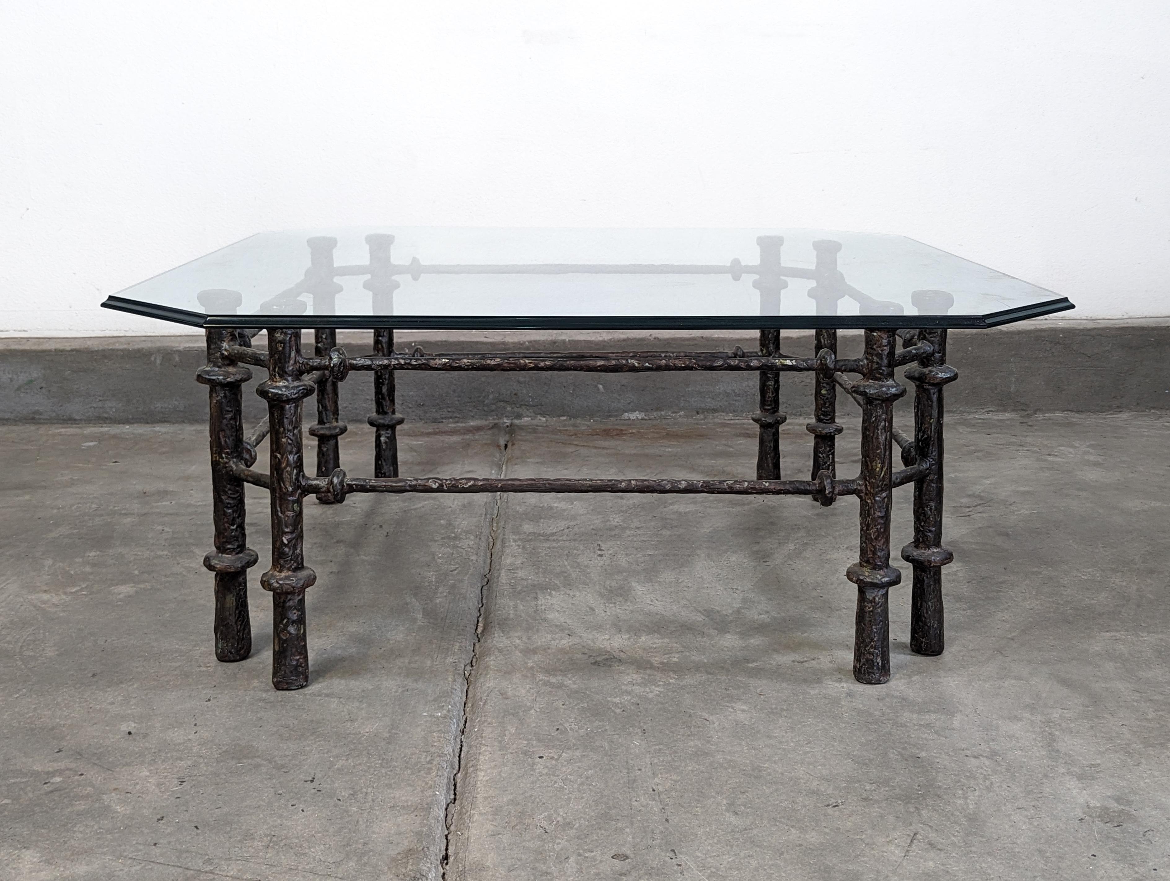 Élevez votre espace de vie avec cette exquise table basse vintage du milieu du siècle, qui rappelle l'art magistral de Diego Giacometti. Fabriquée dans les années 1970, cette pièce incarne l'élégance intemporelle et le design sophistiqué
