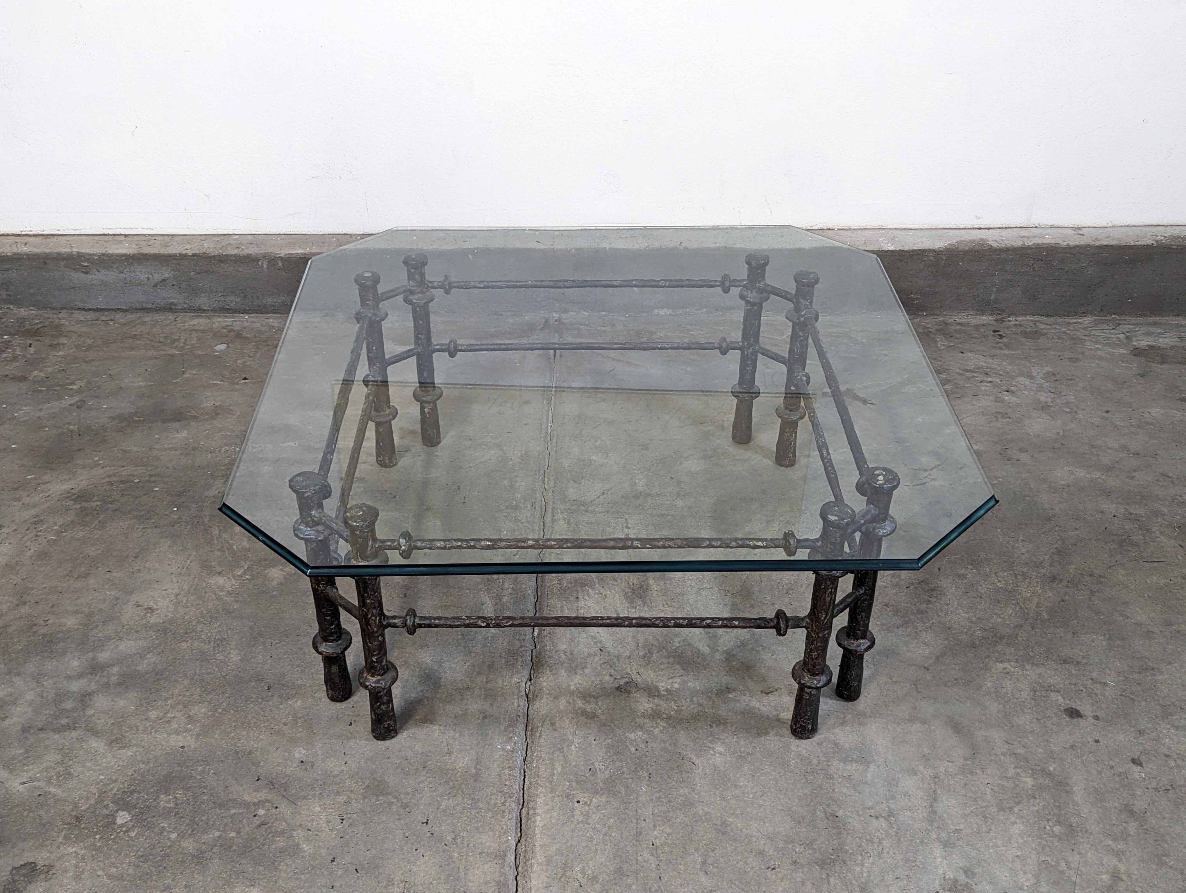 Mid-Century Modern Table basse sculpturale, finition en bronze à la manière de Diego Giacometti, vers 1970 en vente