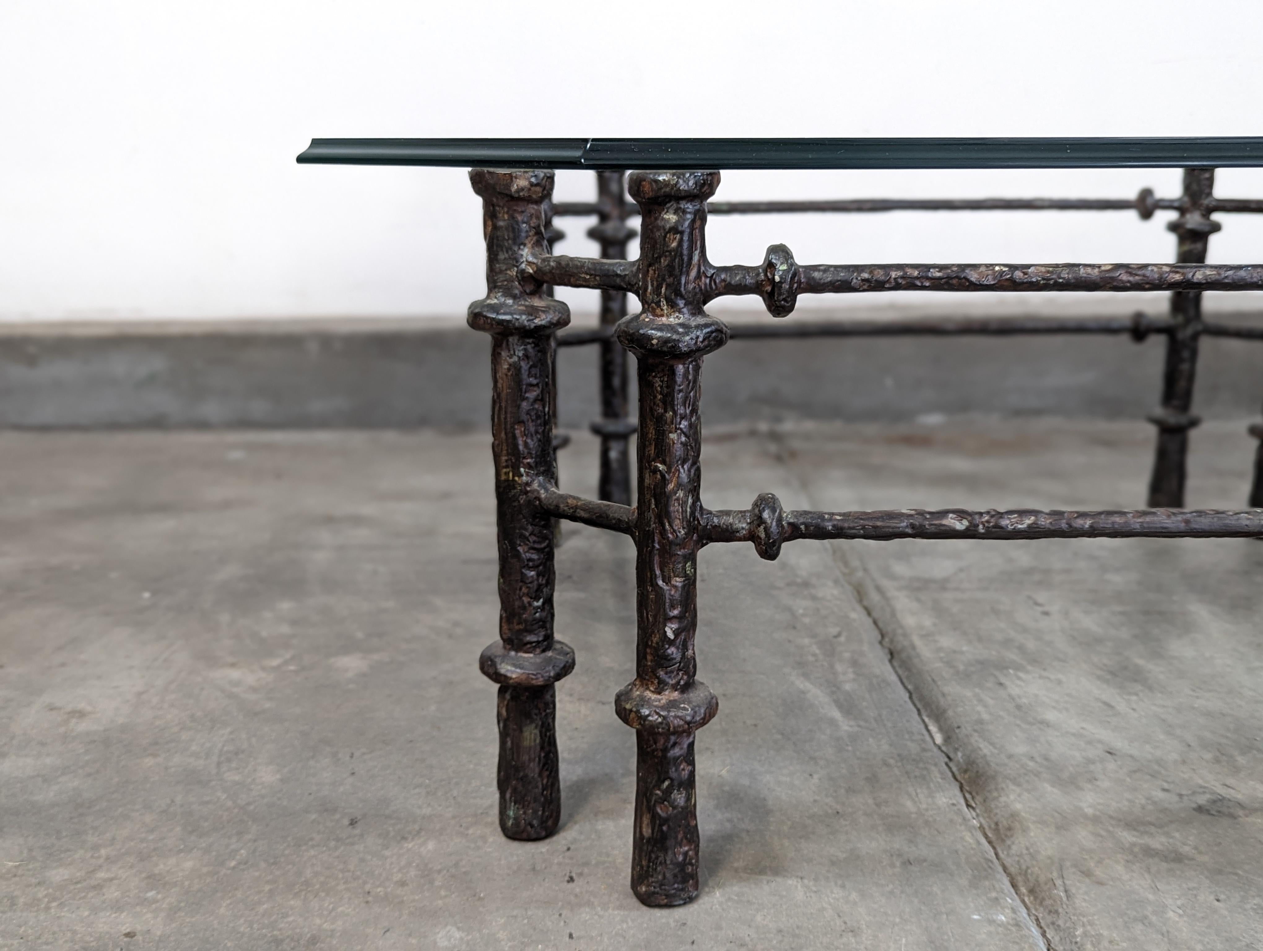 Patiné Table basse sculpturale, finition en bronze à la manière de Diego Giacometti, vers 1970 en vente