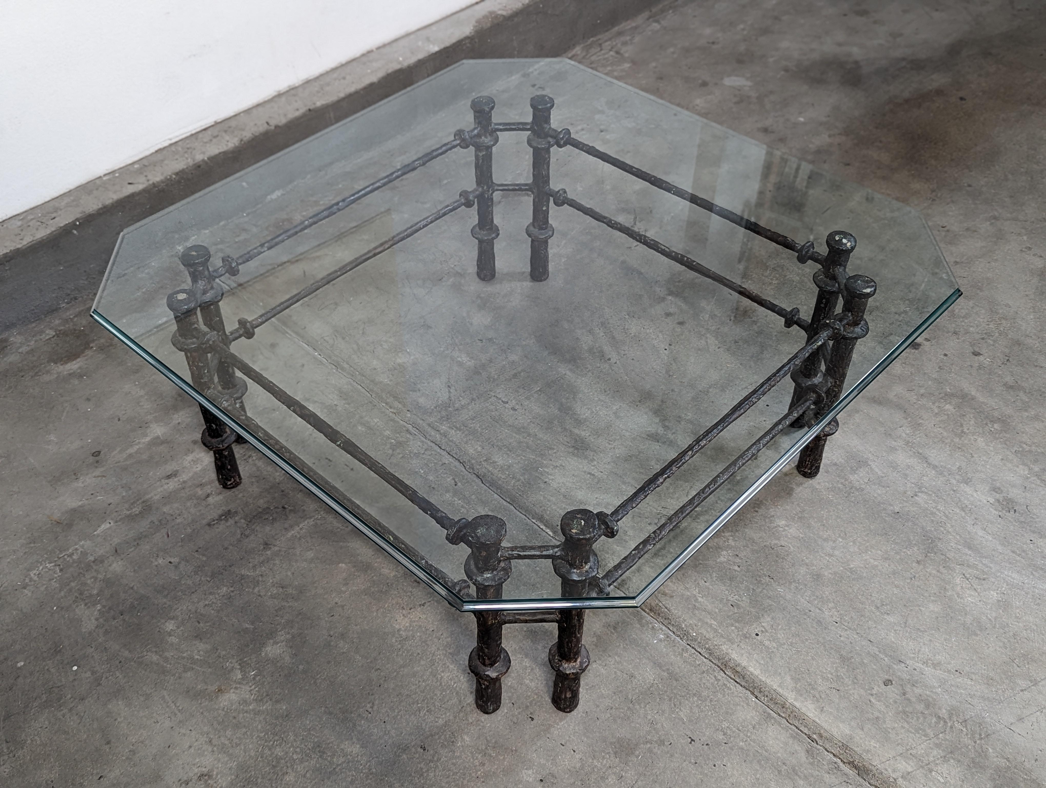 Fin du 20e siècle Table basse sculpturale, finition en bronze à la manière de Diego Giacometti, vers 1970 en vente