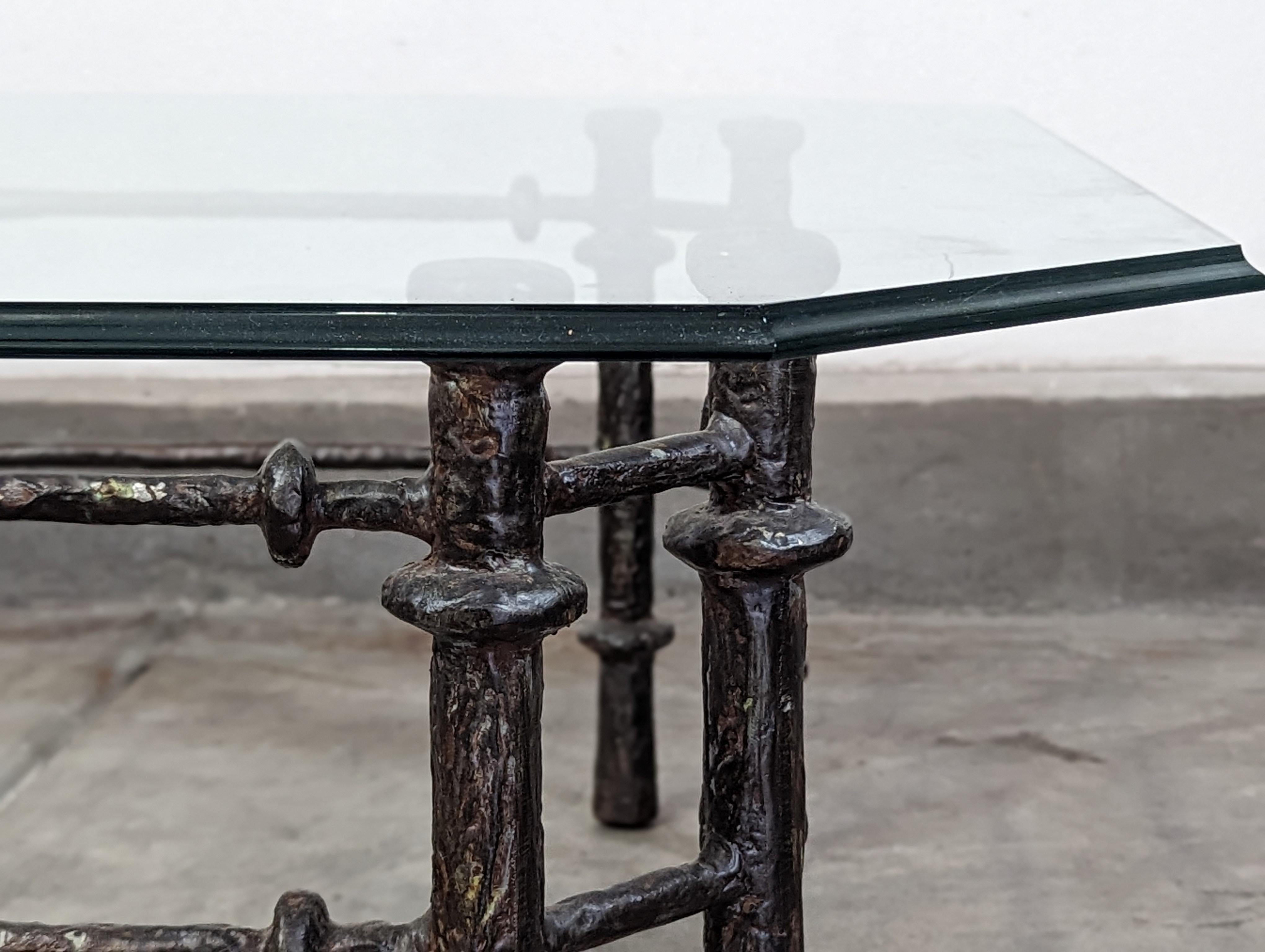 Table basse sculpturale, finition en bronze à la manière de Diego Giacometti, vers 1970 en vente 1