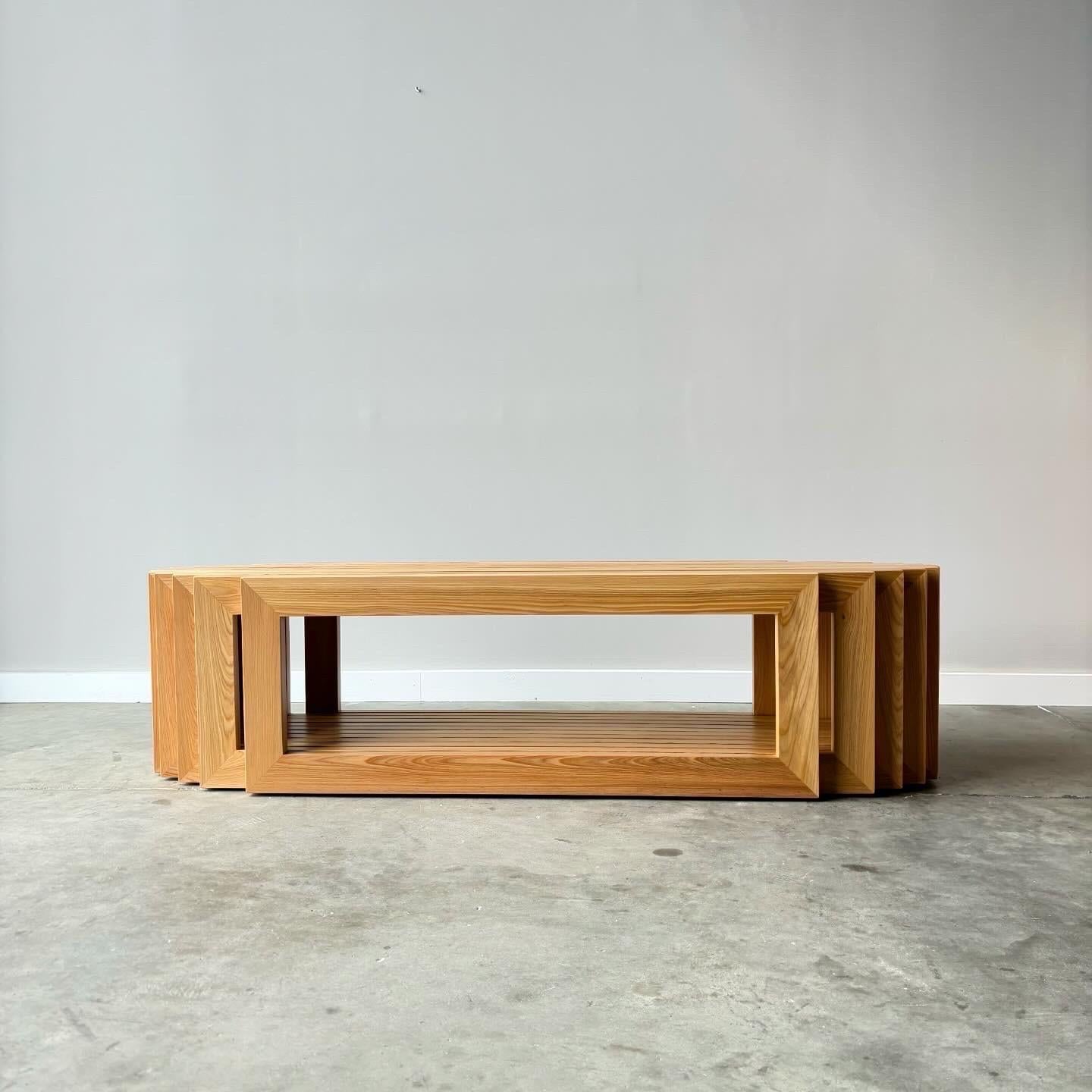 Une forme sculpturale saisissante pour cette table basse personnalisée par Evan Bush.
Réalisé en cyprès massif avec une couche de finition laquée.
Une série de cadres rectangulaires crée une table basse unique de forme ovale avec une étagère