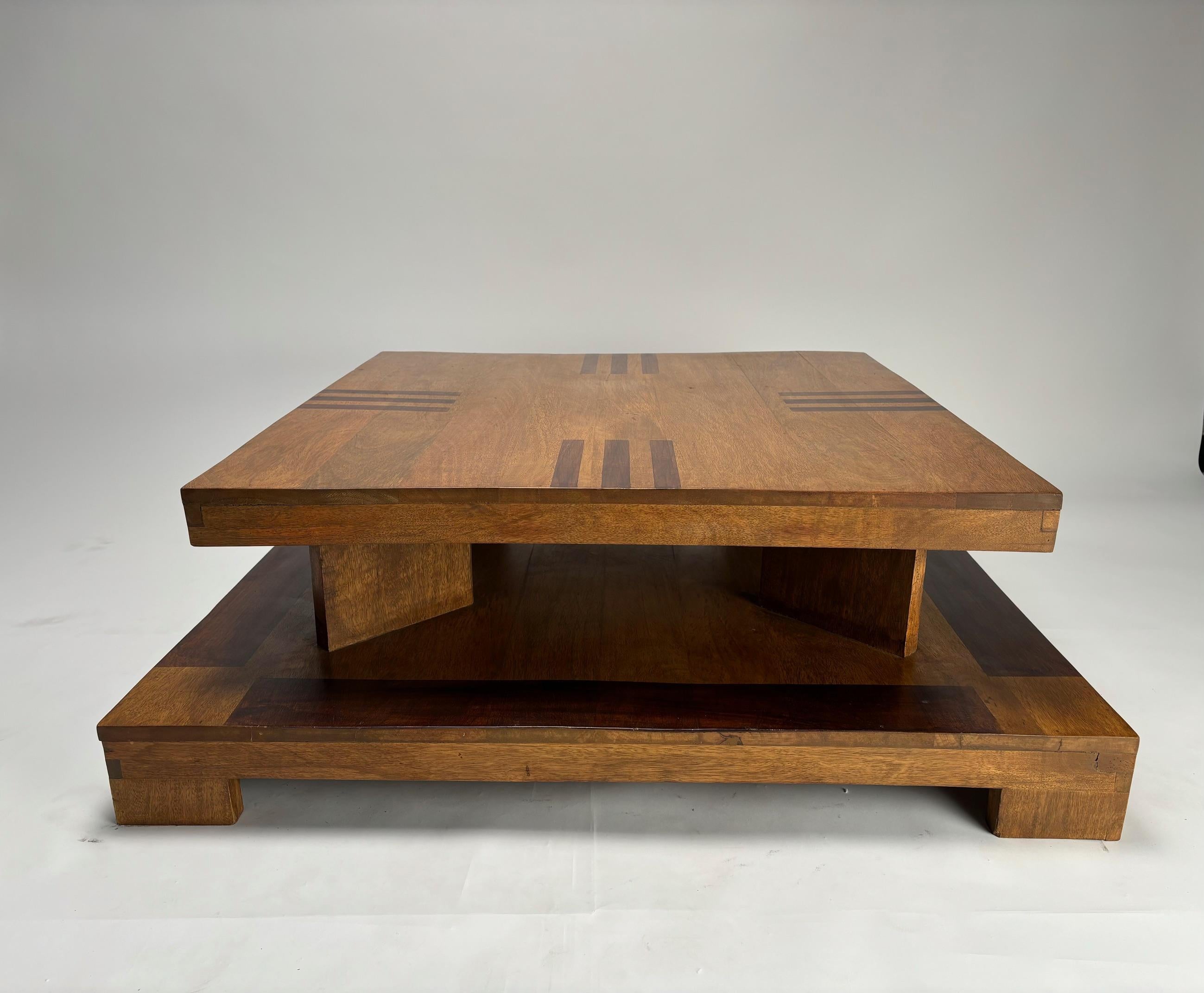 Skulpturaler Couchtisch Décon aus Holz, Italien

Seltener und monumentaler zweistöckiger Couchtisch im Art-Déco-Stil, elegant und raffiniert, verleiht Ihrem Zuhause Stil

