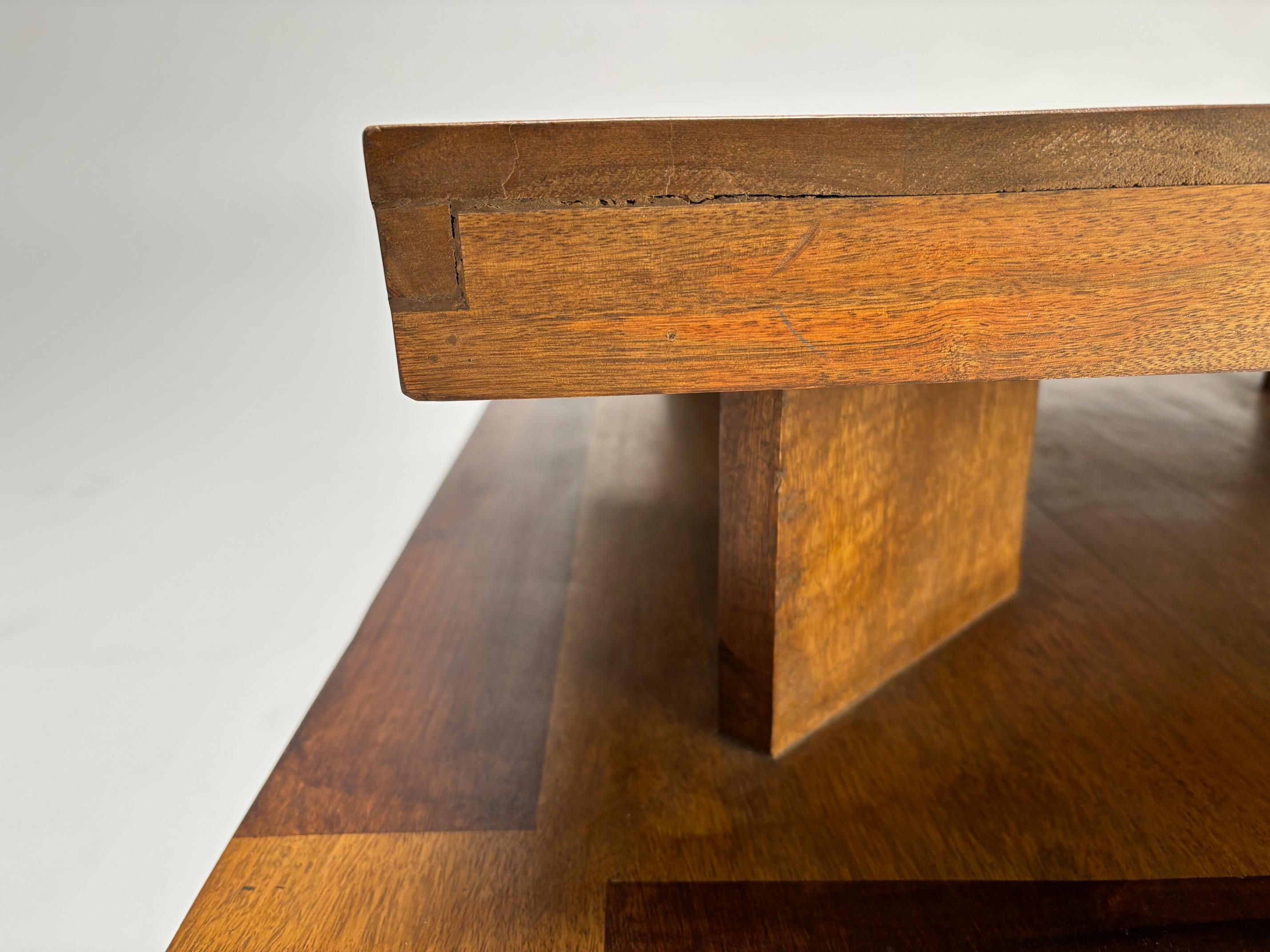 Skulpturaler Couchtisch Déco aus Holz, Italien (Art déco) im Angebot