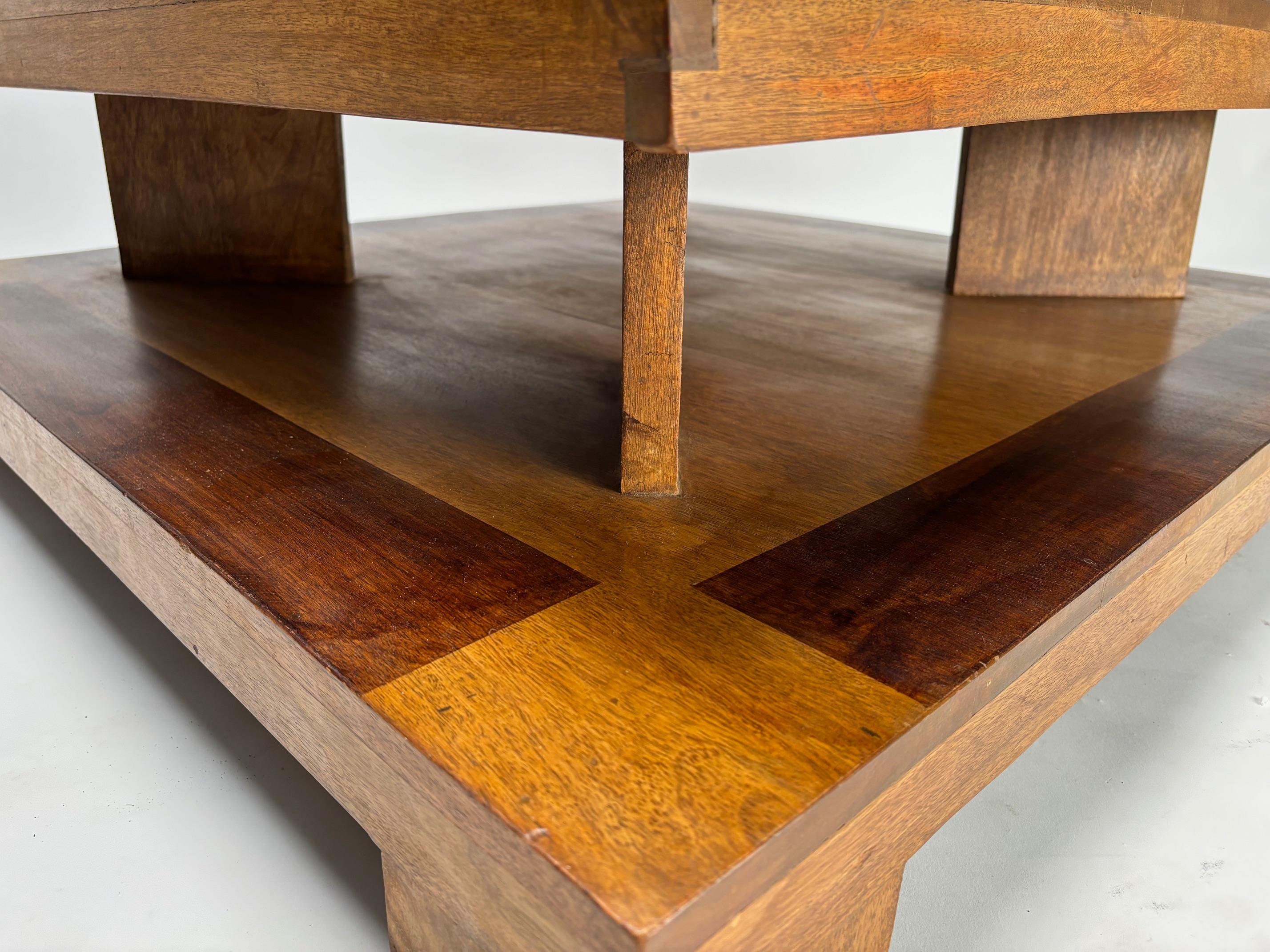 Skulpturaler Couchtisch Déco aus Holz, Italien im Angebot 3
