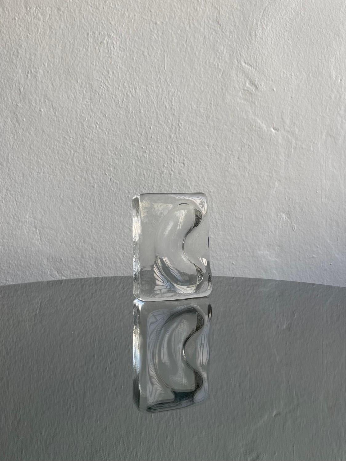 Plateau en verre décoratif - plateau en verre de Murano - sculpture en verre de collection

Plateau décoratif Vintage en verre Murano épais et lourd, réalisé en verre clair et estampillé de forme rectangulaire avec une rainure incurvée en forme de
