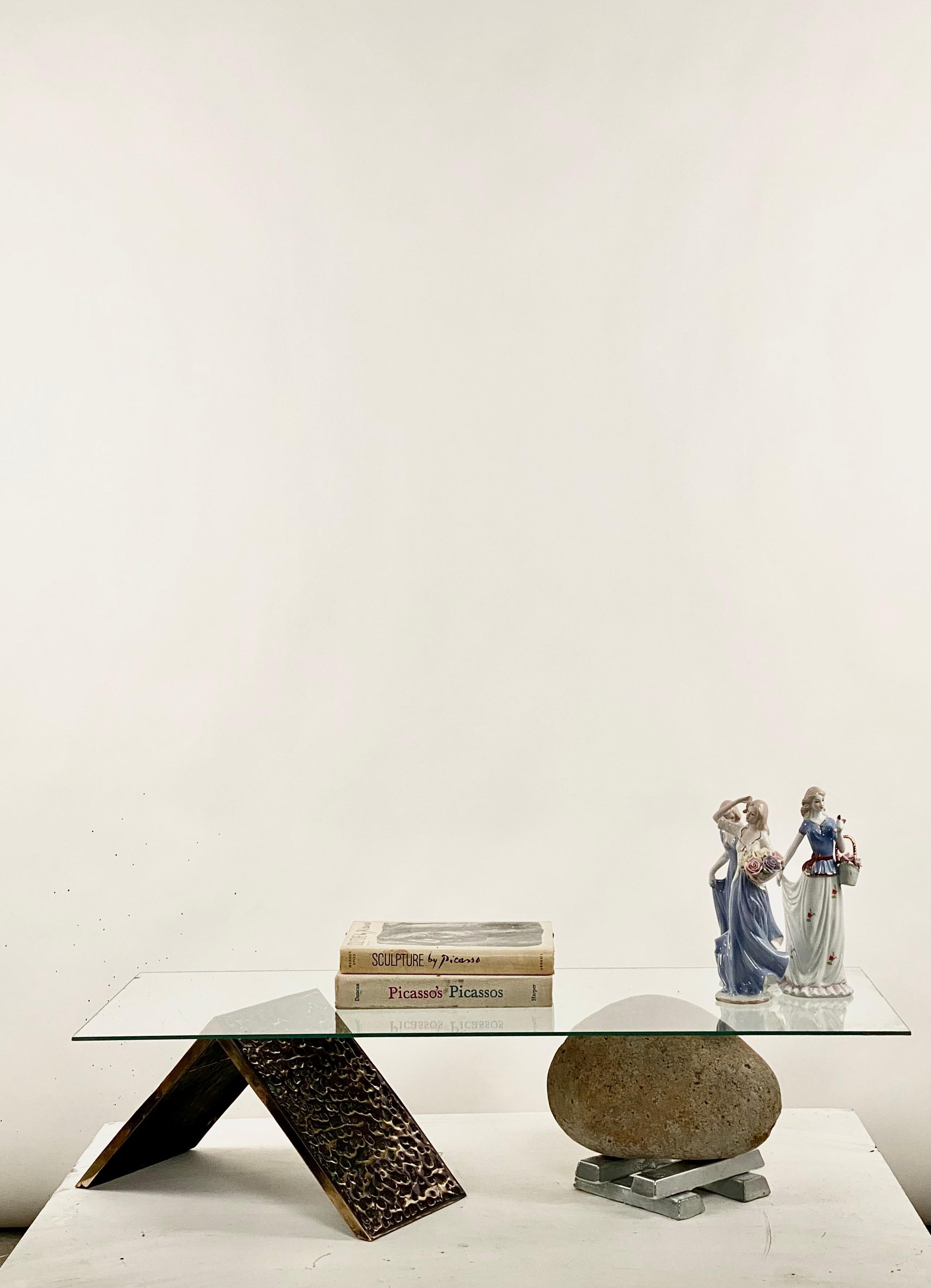 Étain Table basse sculpturale en bronze, étain et pierre 21e siècle de Mattia Biagi en vente