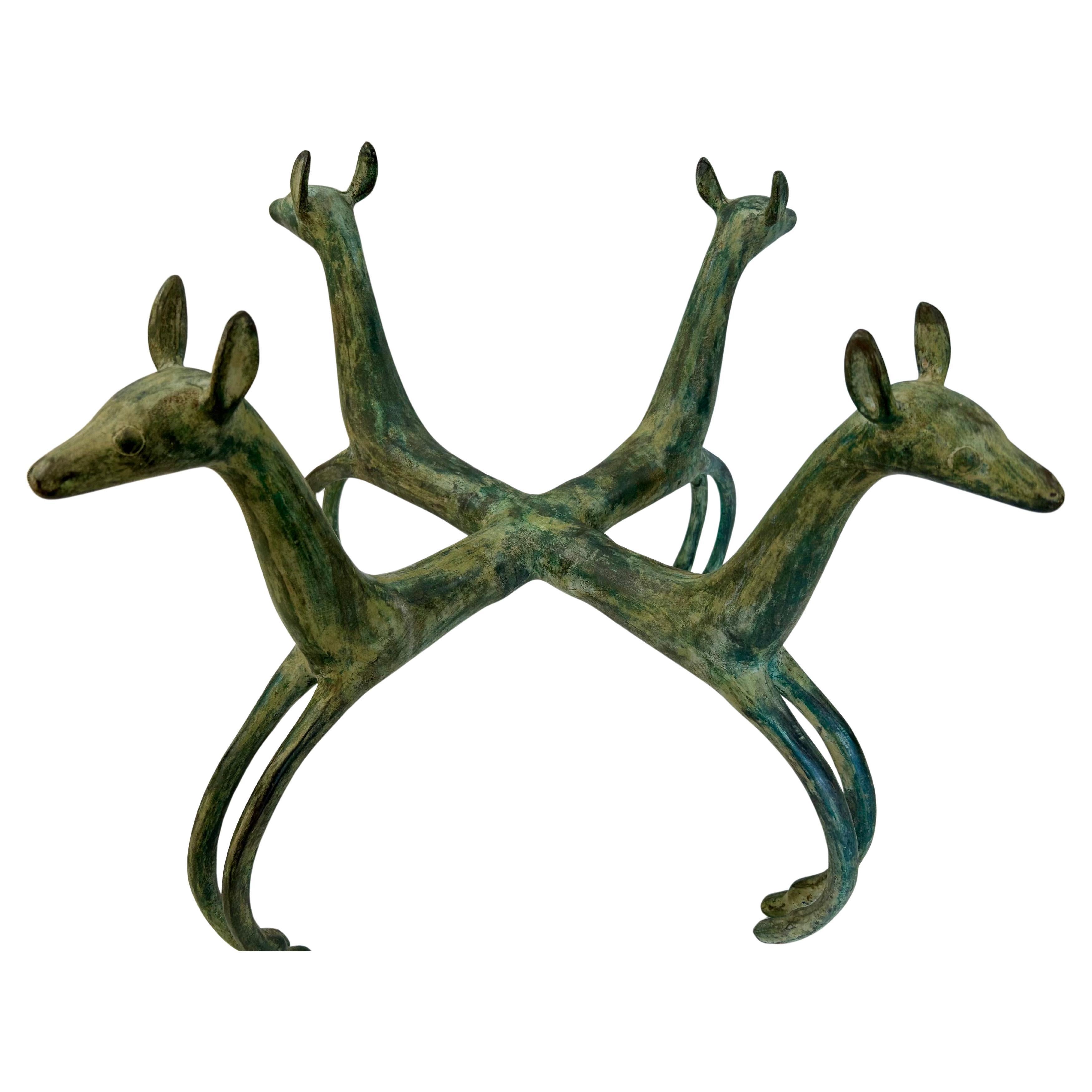 Cette base de table d'appoint exceptionnellement élégante capture sans effort l'agilité et la vivacité curieuse des renards du désert stylisés ! 

Réalisée en bronze patiné, cette base de table est en très bon état et ne présente que de légers