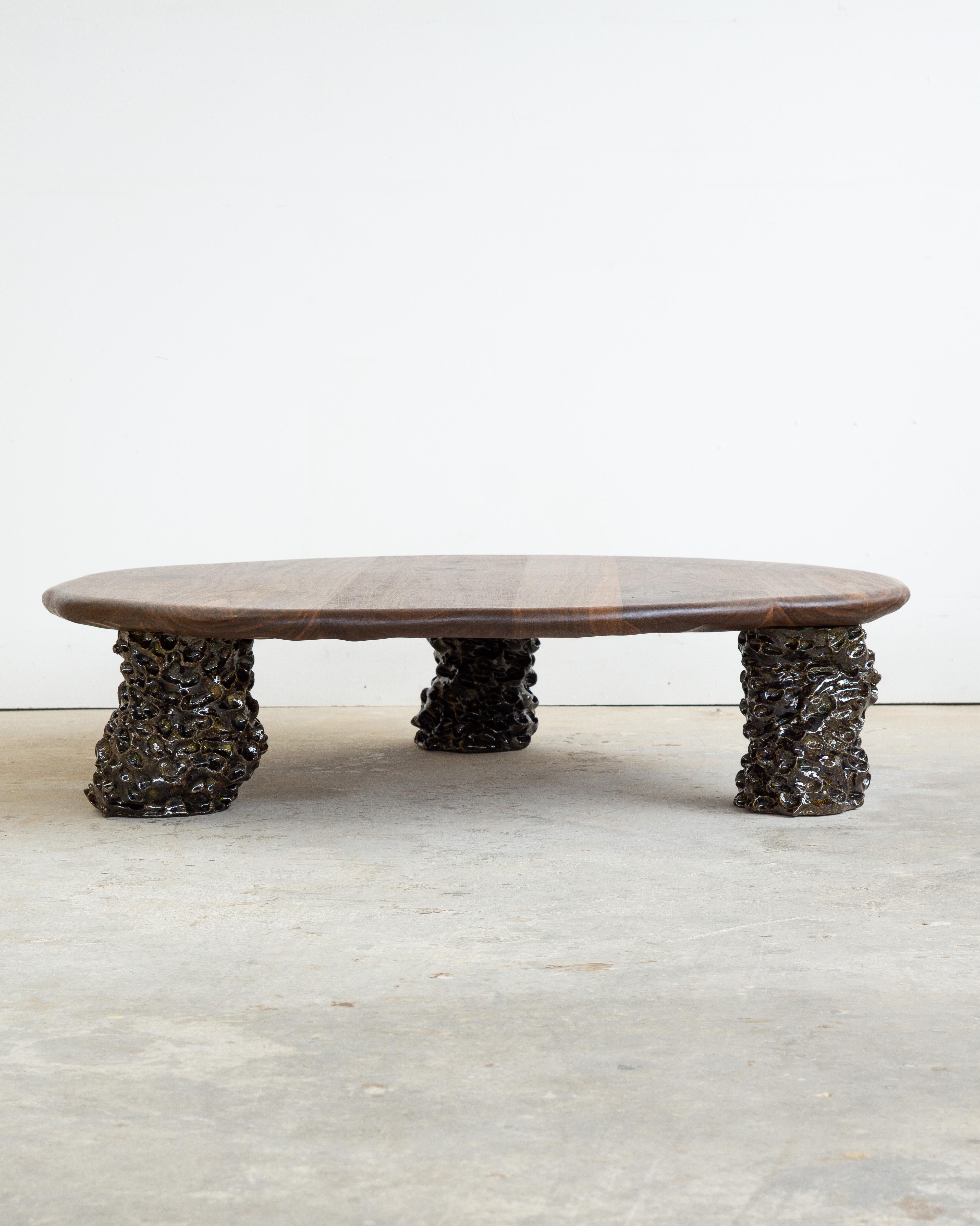 Table basse sculpturale - Noyer et céramique en vente 3