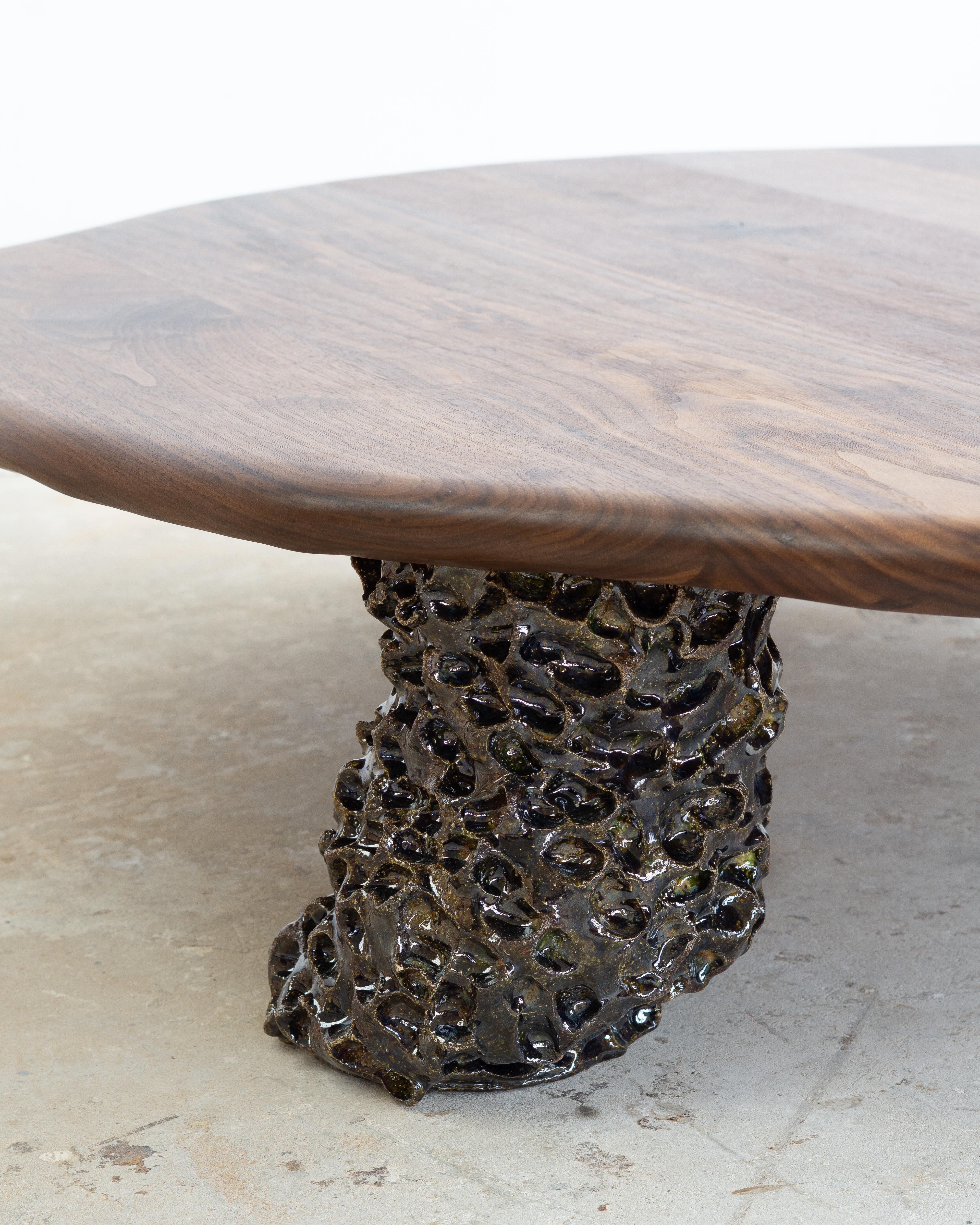 Table basse sculpturale - Noyer et céramique en vente 4