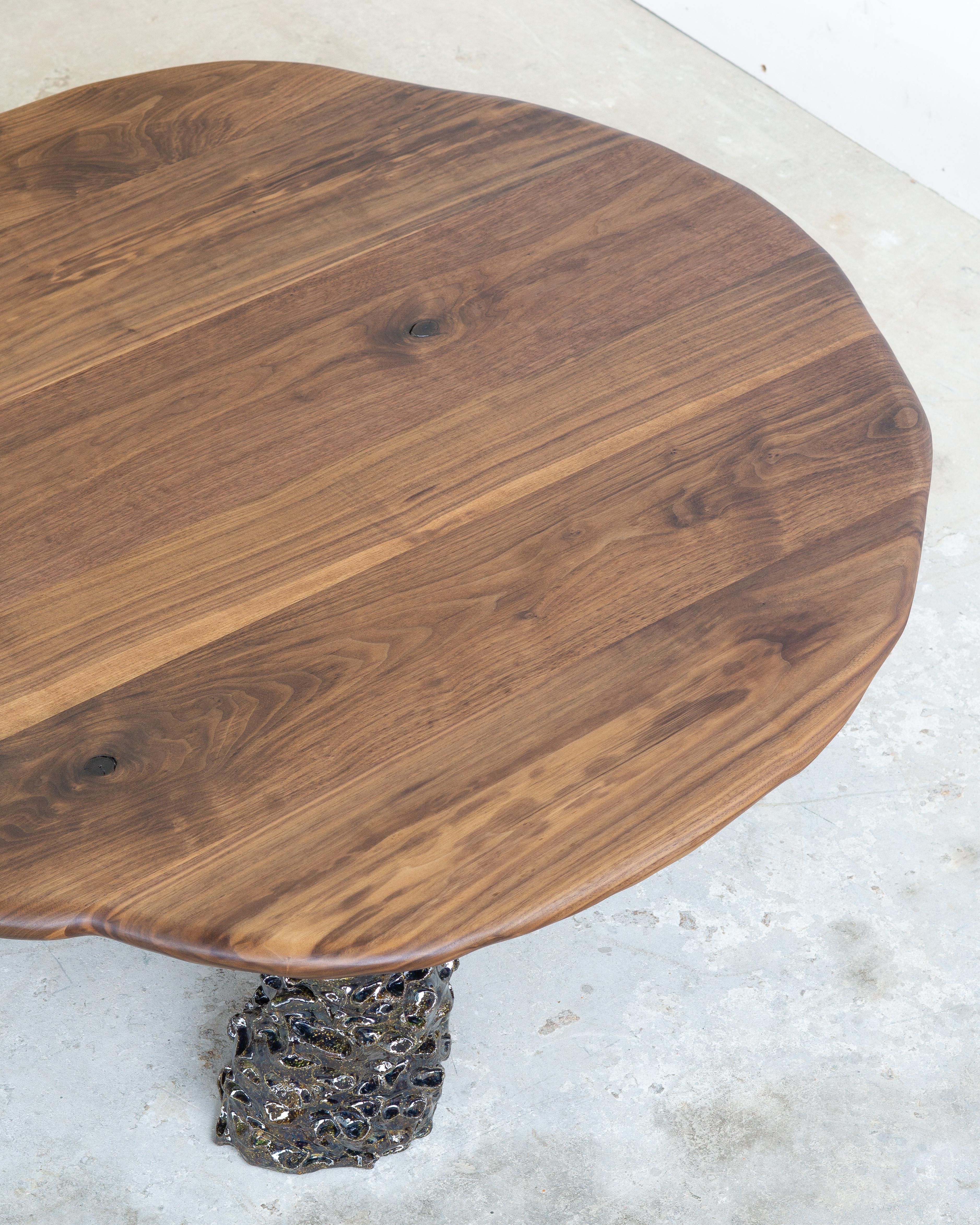 Cette table basse sculpturale du Studio Alexander/One est un mélange étonnant d'artisanat et de design, méticuleusement façonné à la main à l'aide d'outils traditionnels pour garantir que chaque pièce est entièrement unique. Le grain de bois