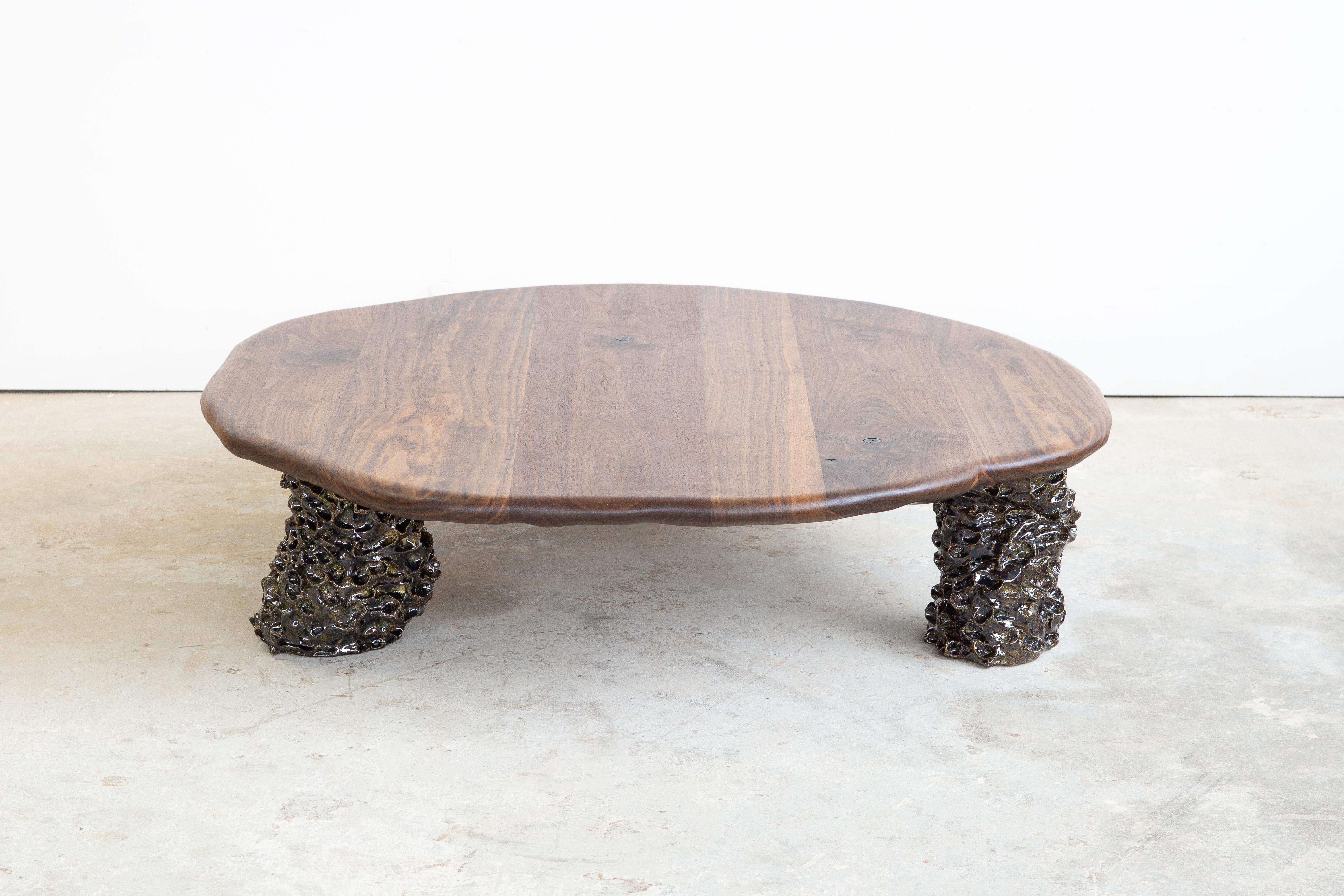 Allemand Table basse sculpturale - Noyer et céramique en vente