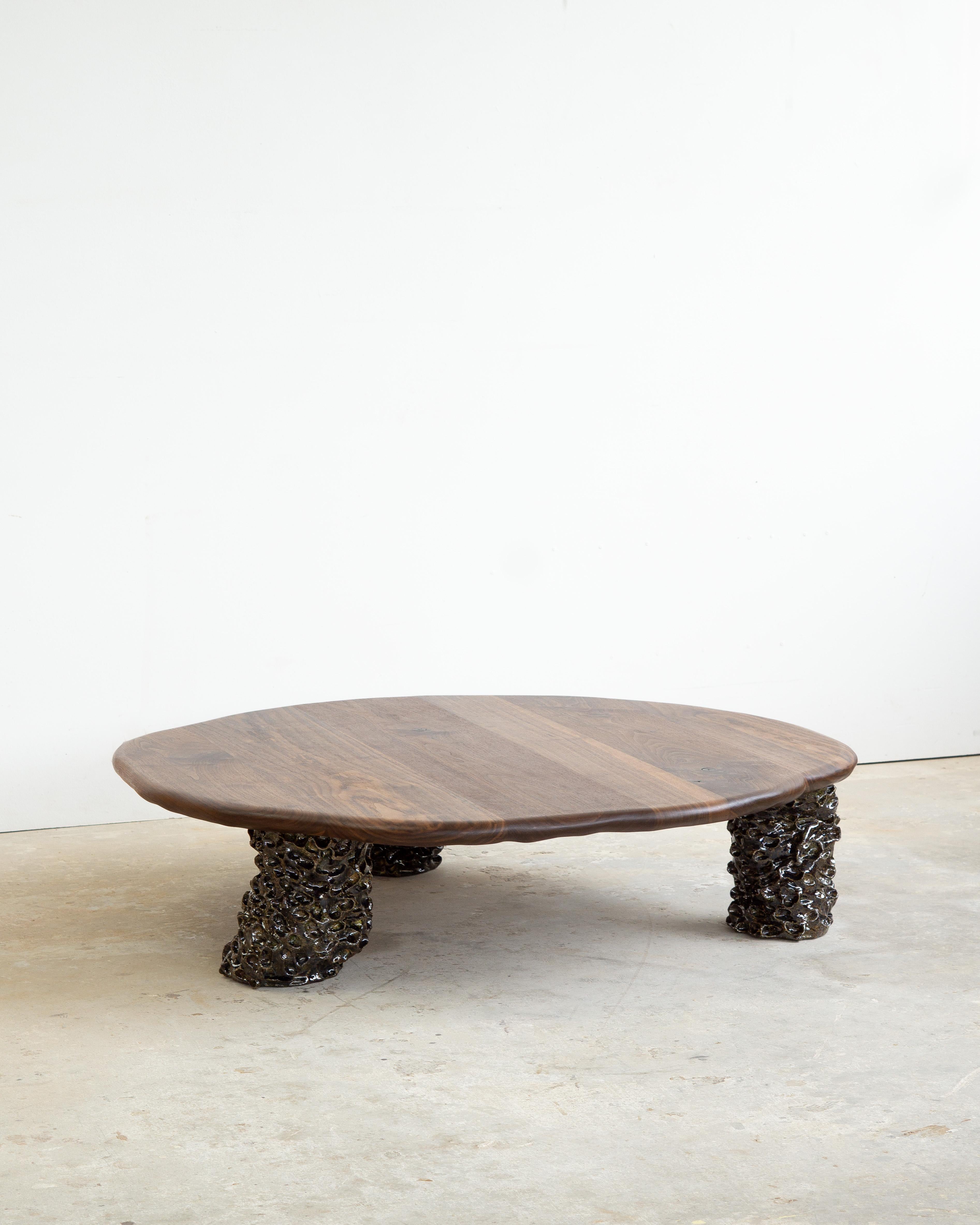XXIe siècle et contemporain Table basse sculpturale - Noyer et céramique en vente