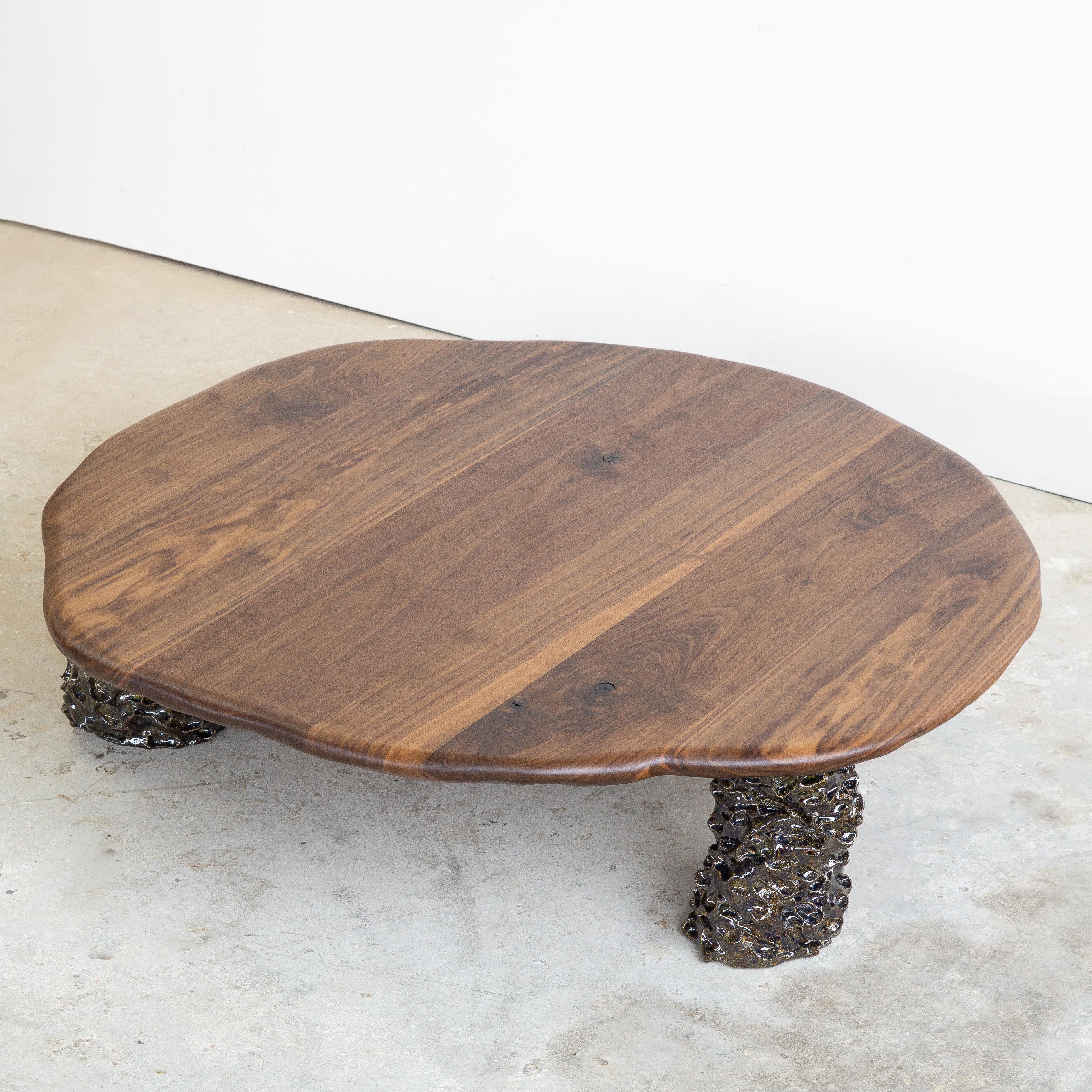 Bois Table basse sculpturale - Noyer et céramique en vente
