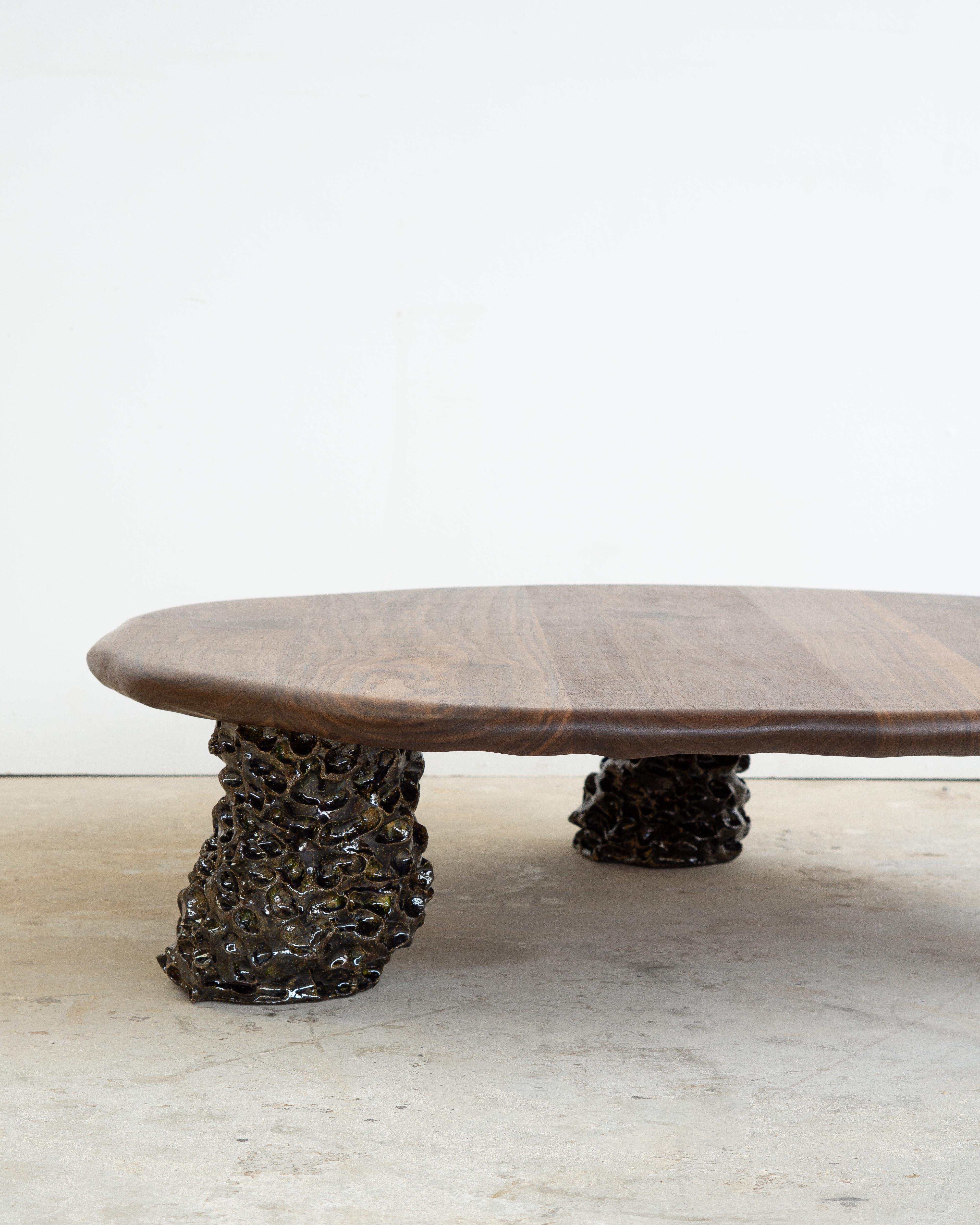 Table basse sculpturale - Noyer et céramique en vente 1