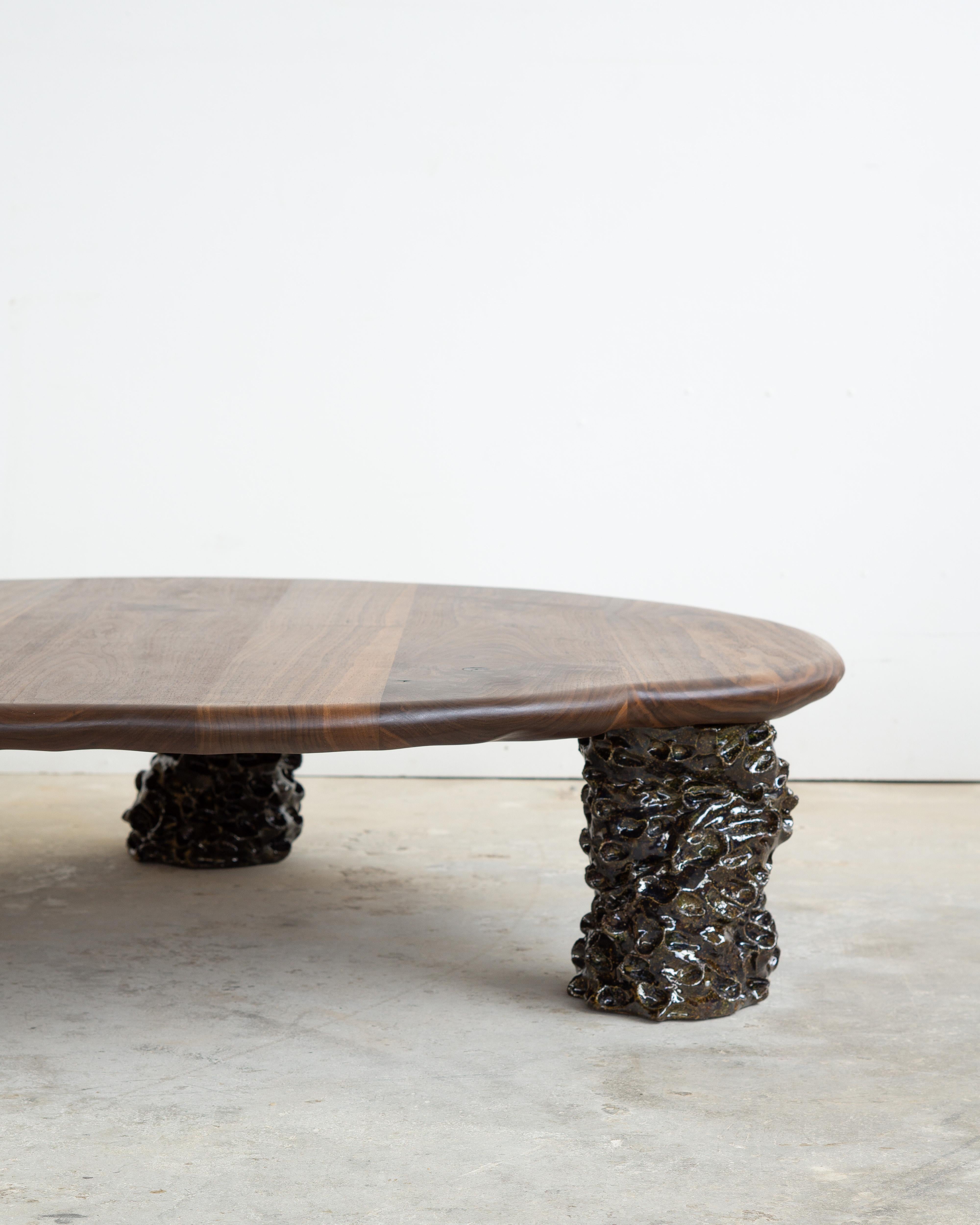 Table basse sculpturale - Noyer et céramique en vente 2