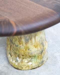 Table basse sculpturale - Noyer et céramique émaillée