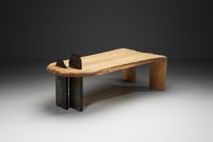 Table basse sculpturale avec gravure sur bois artisanale et pieds en ardoise, Europe vers 1990