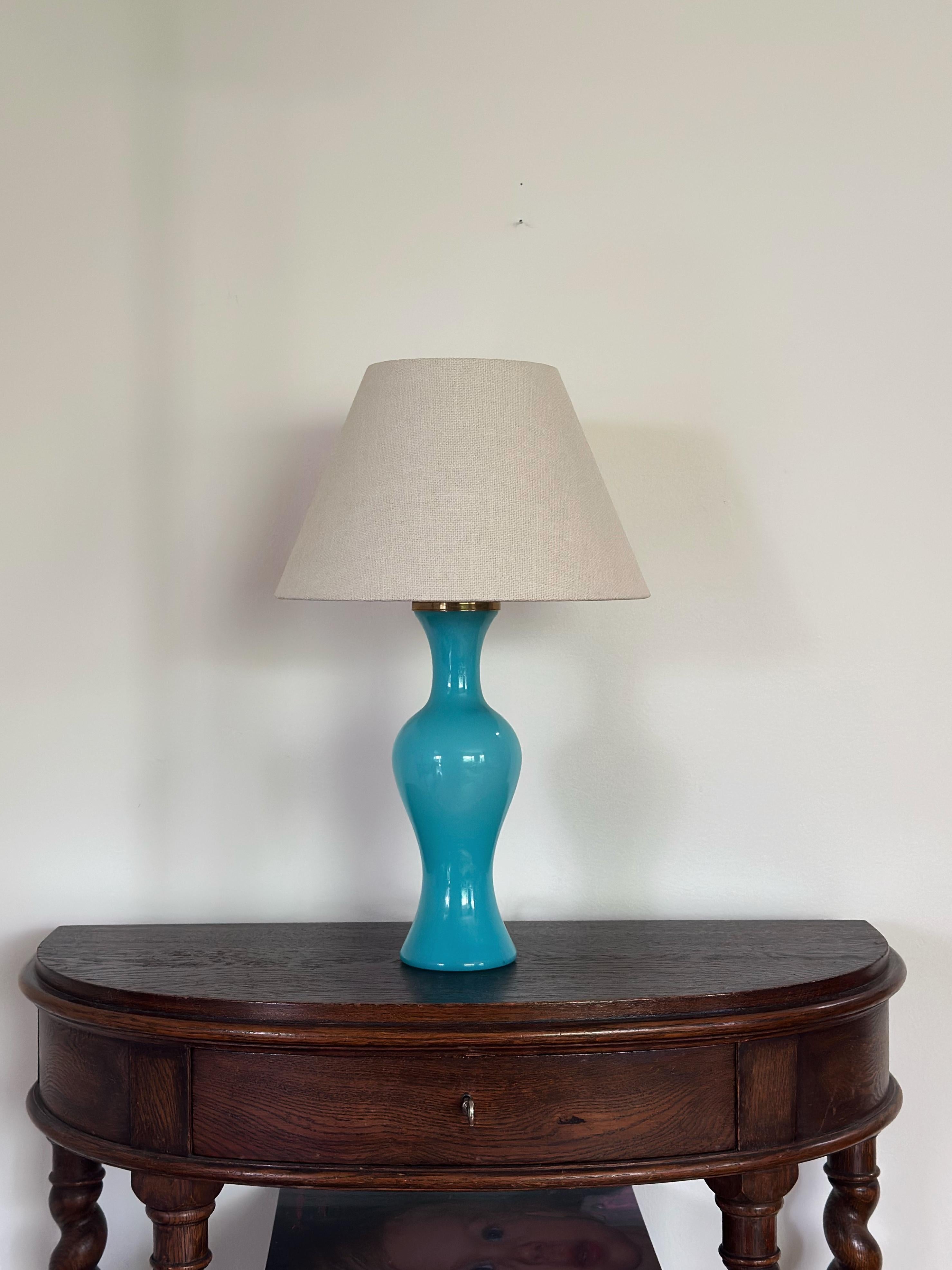 Lampe de table sculpturale en verre turquoise Lindshammar Colorful Bold de Gunnar Ander, produite en Suède à la fin des années 1960. Non signé.  

Excellent état vintage, pas d'ébréchures, de fissures ou d'autres dommages sur le verre.  
Le prix