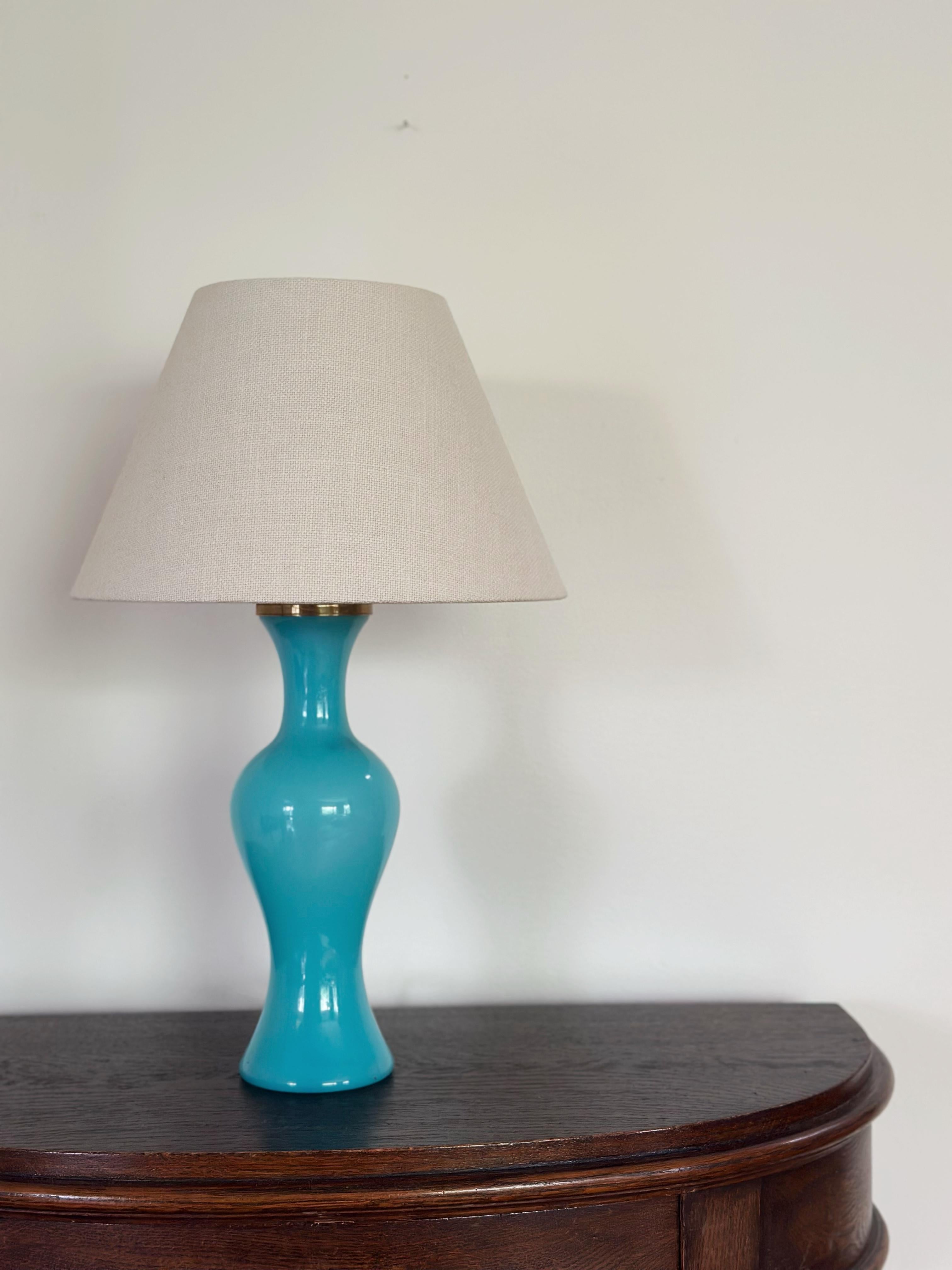 Mid-Century Modern Sculpturale lampe de table en verre turquoise Lindshammar. 1960s. en vente