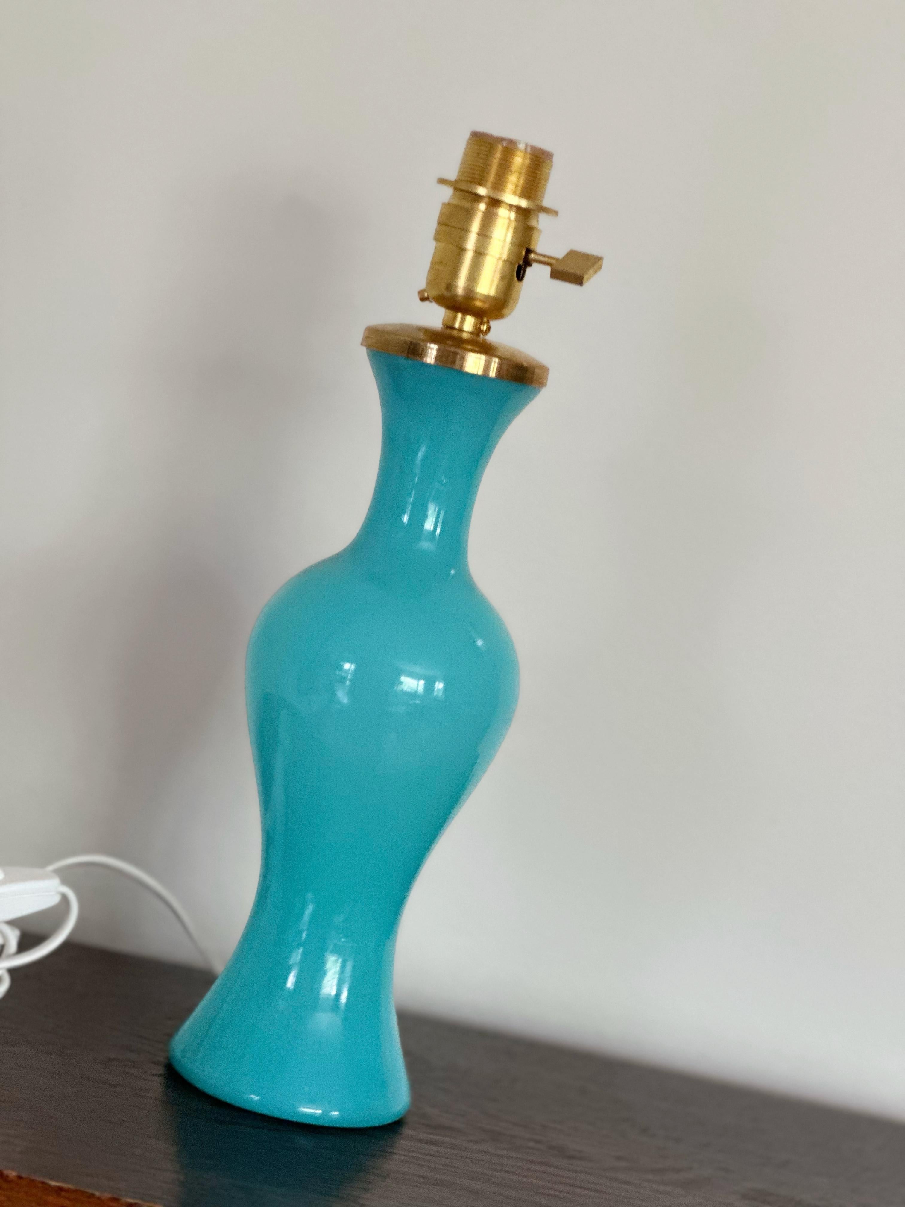Milieu du XXe siècle Sculpturale lampe de table en verre turquoise Lindshammar. 1960s. en vente
