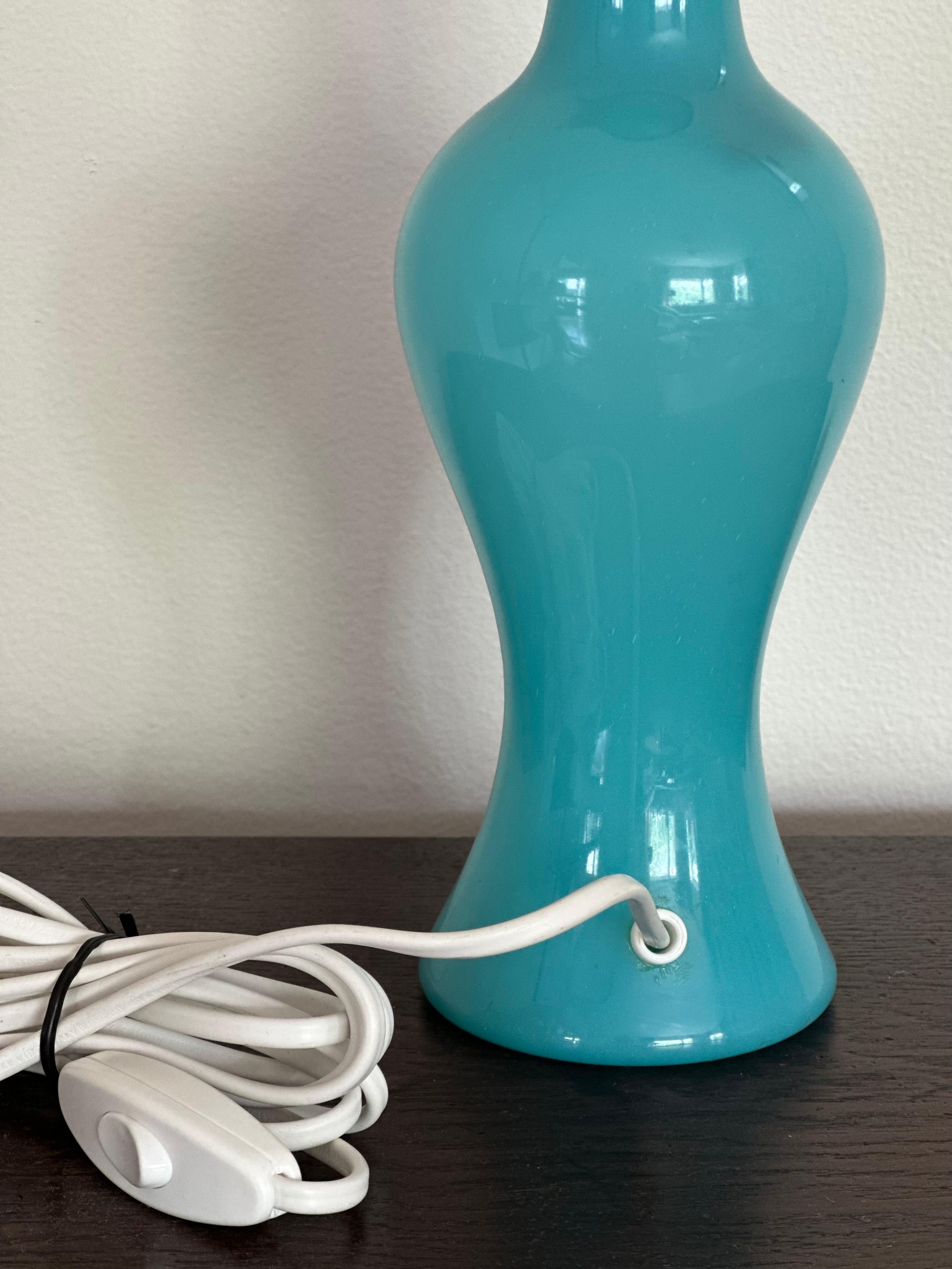 Laiton Sculpturale lampe de table en verre turquoise Lindshammar. 1960s. en vente