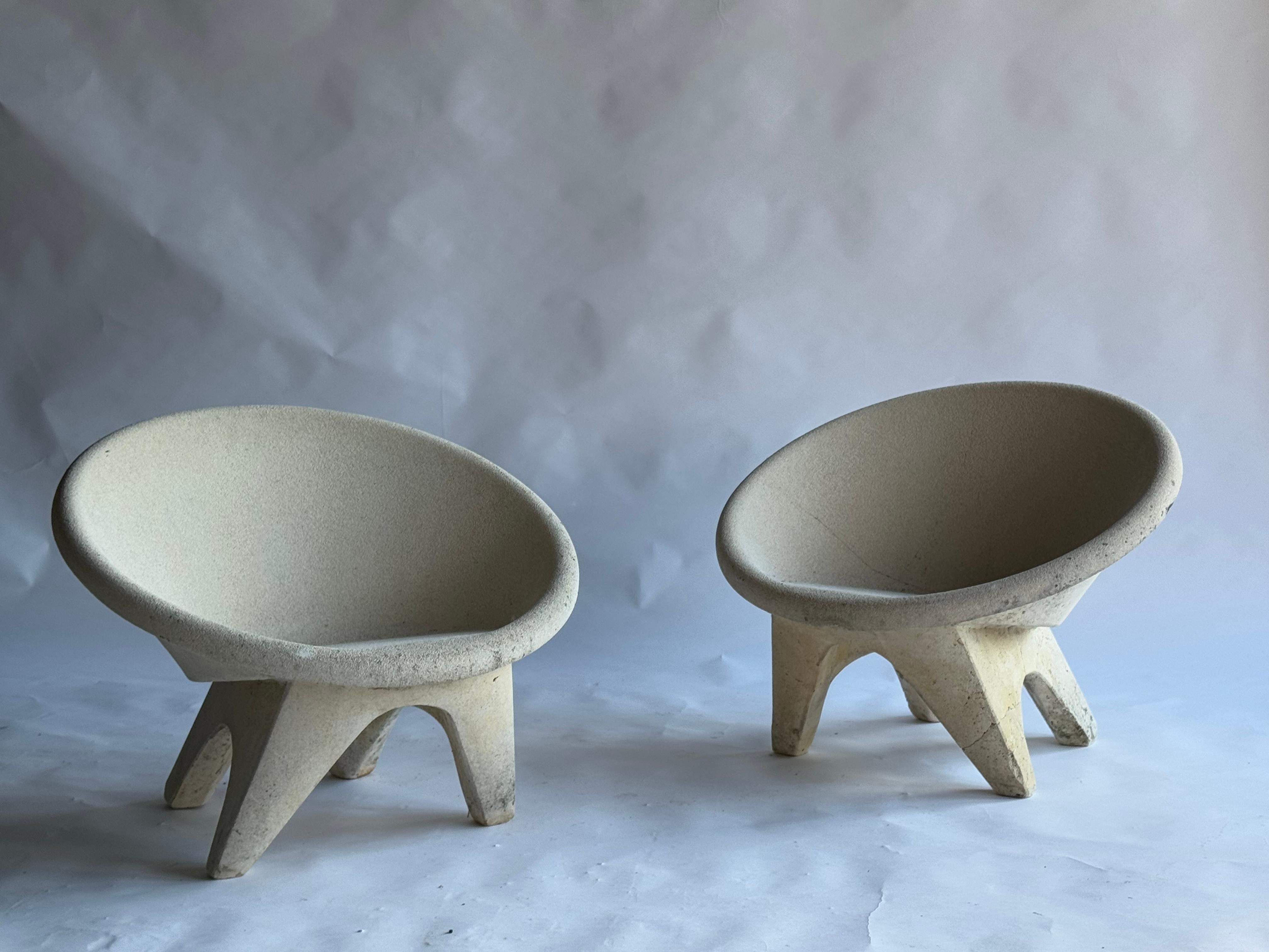 Son sillas sin igual. Dos sillones de hormigón preciosos e increíblemente raros, con la forma, el acabado y el color más sorprendentes. Fabricado en Italia hacia la década de 1960. Hechos de hormigón armado vertido, estos dos baluartes son un